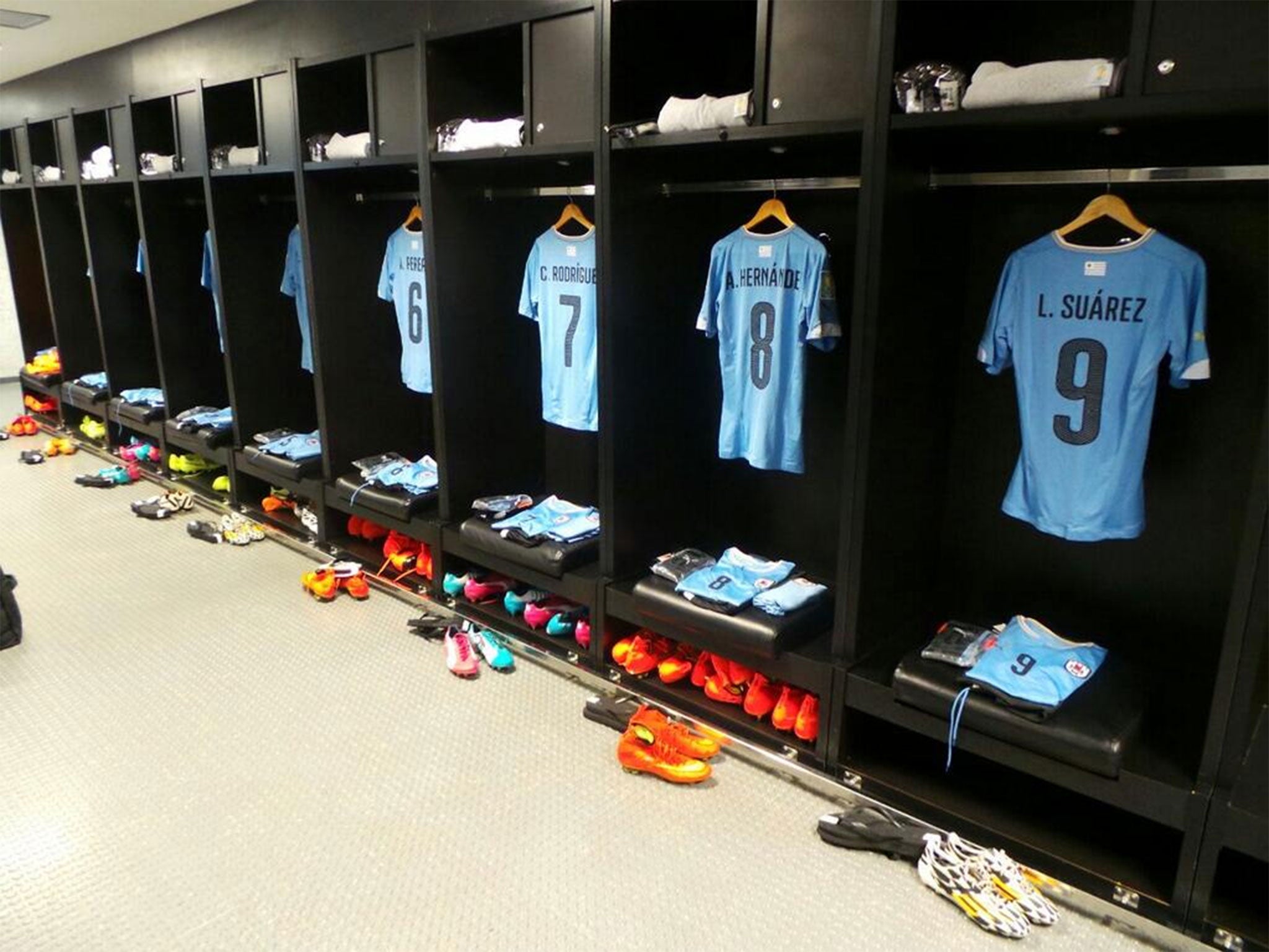 Uruguay team show support for Luis Suarez