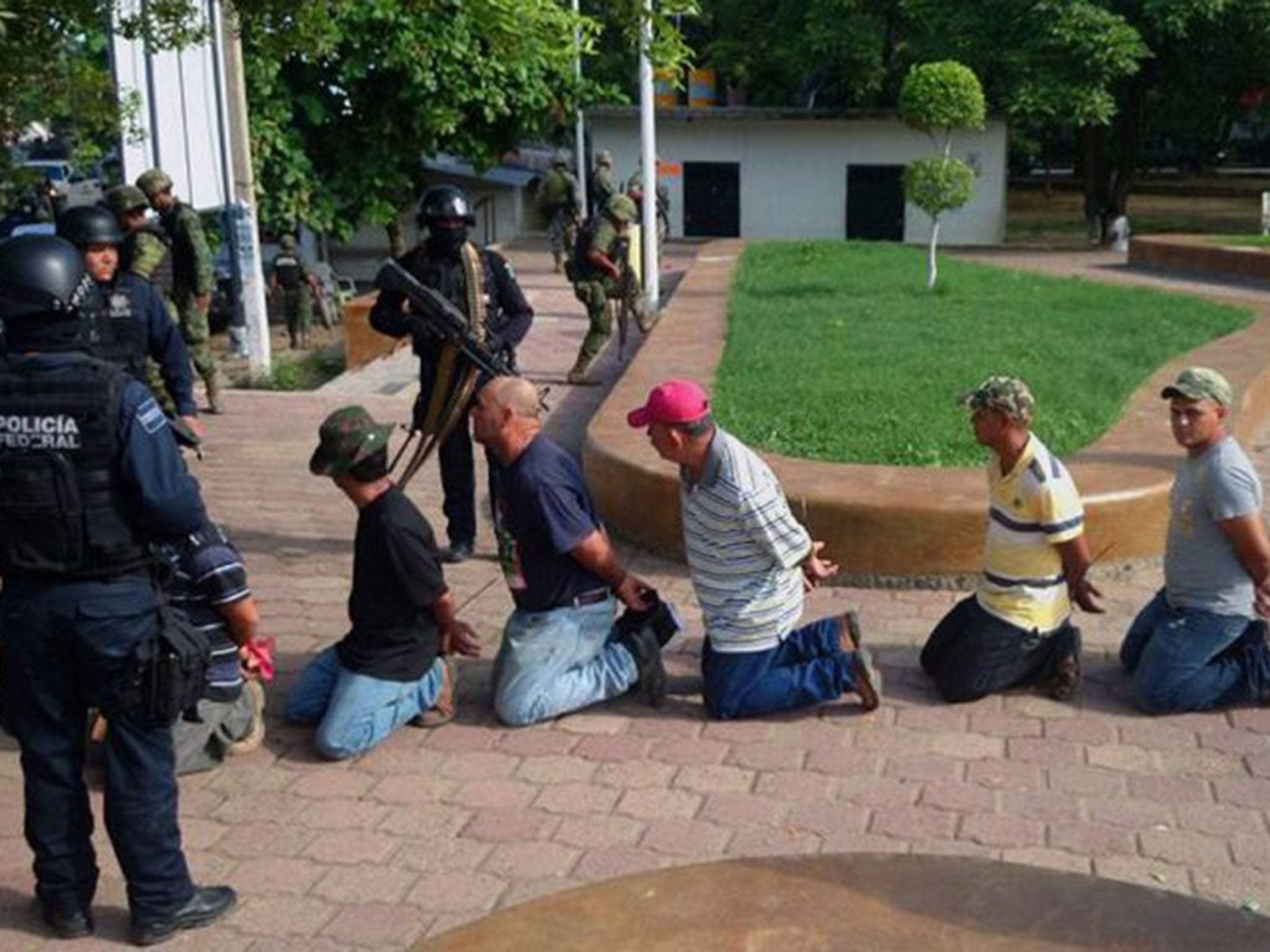 Mexican federal police arrest more than 100 members of self-defence groups in Michoacán state last week