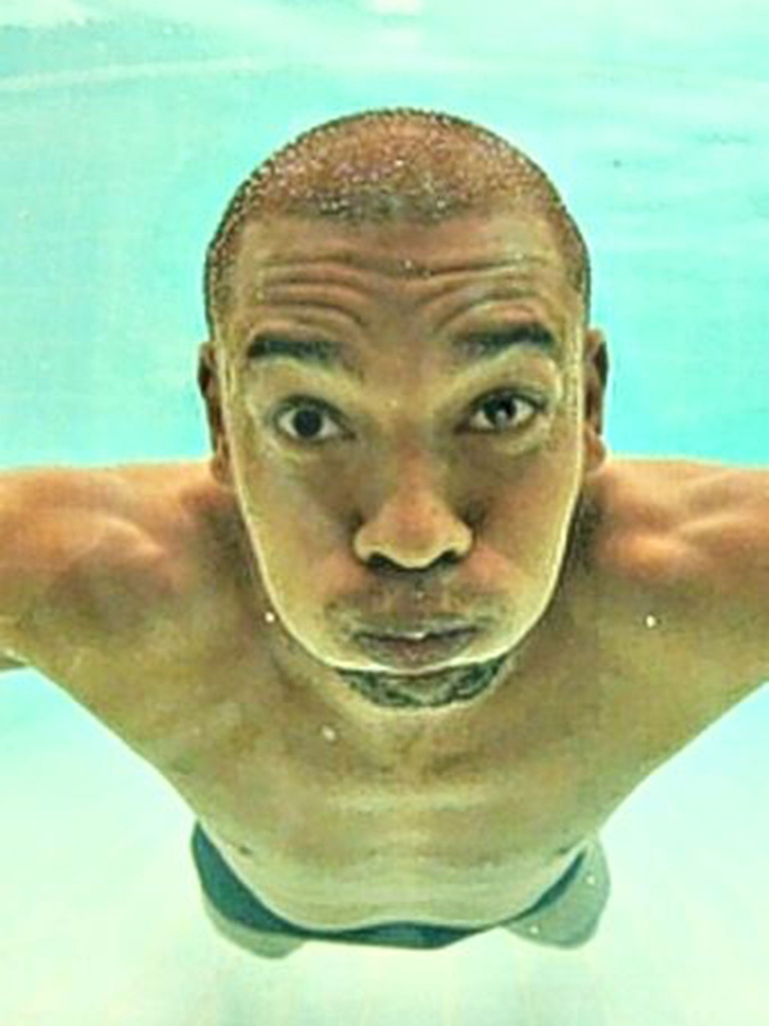 Fernandinho posts a picture underwater