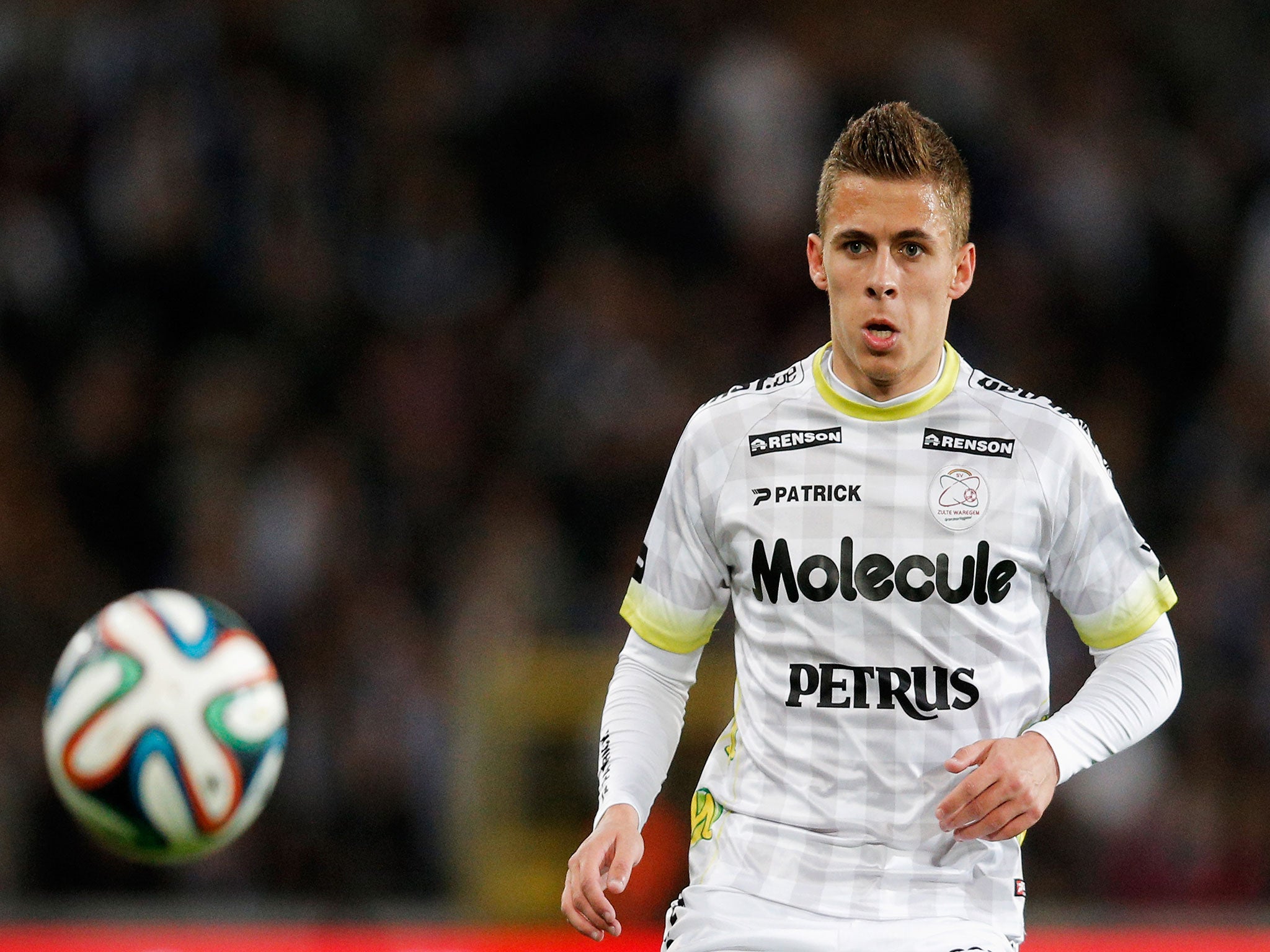 Chelsea's Thorgan Hazard, who spent last season on loan at Zulte Waregem, has joined Borussia Moenchengladbach.