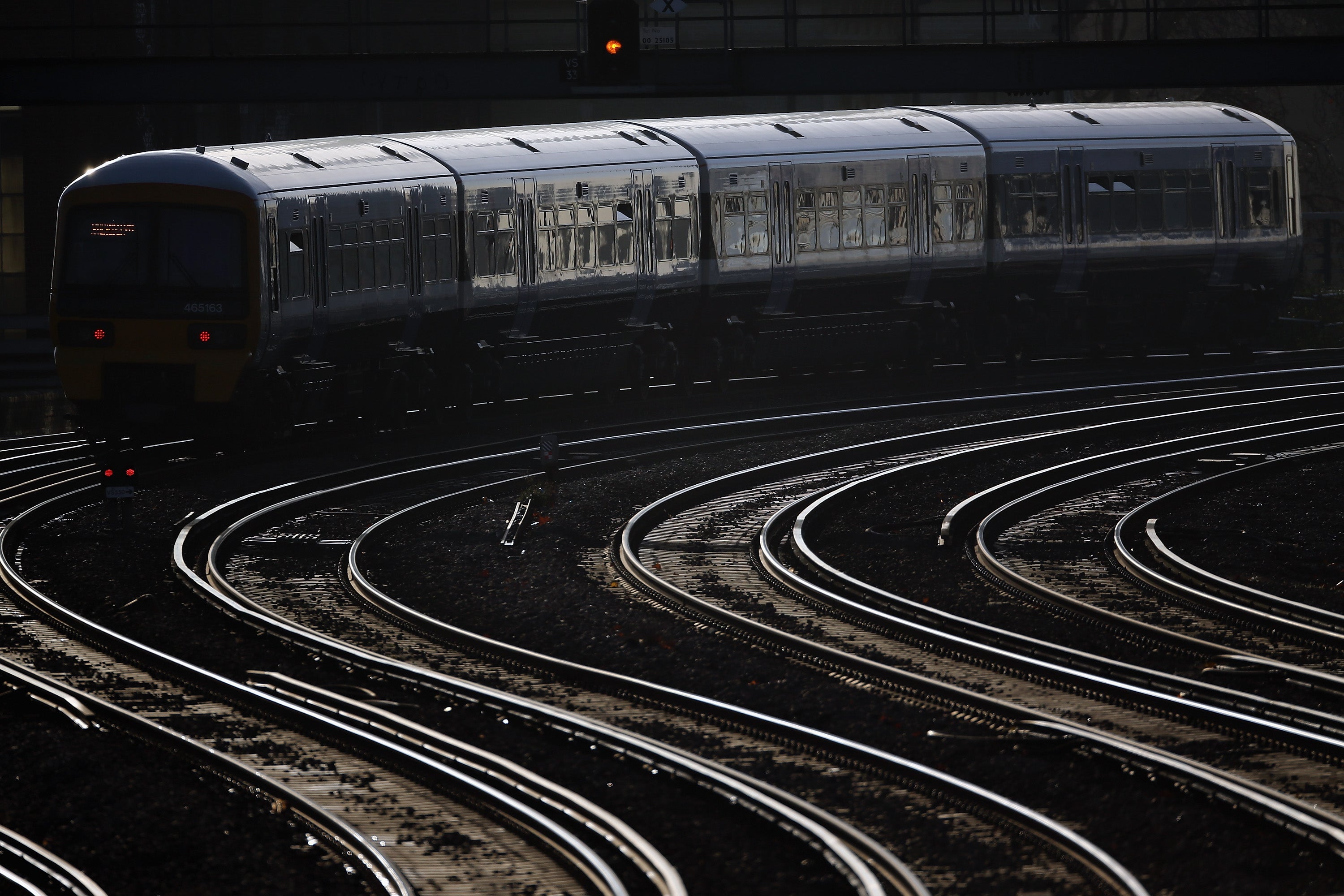 Free wi-fi is to be installed on popular commuter routes to and from London