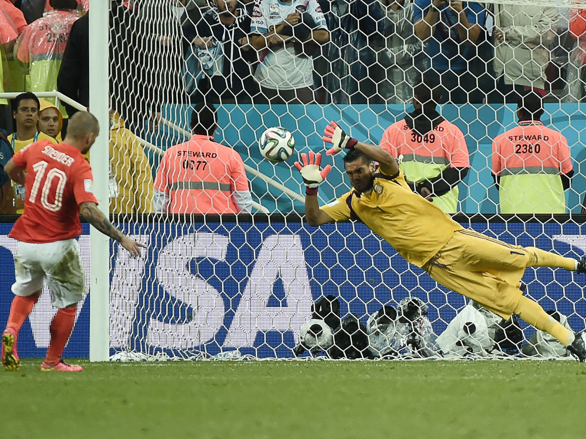 Sergio Romero saves Wesley Sneijder's penalty