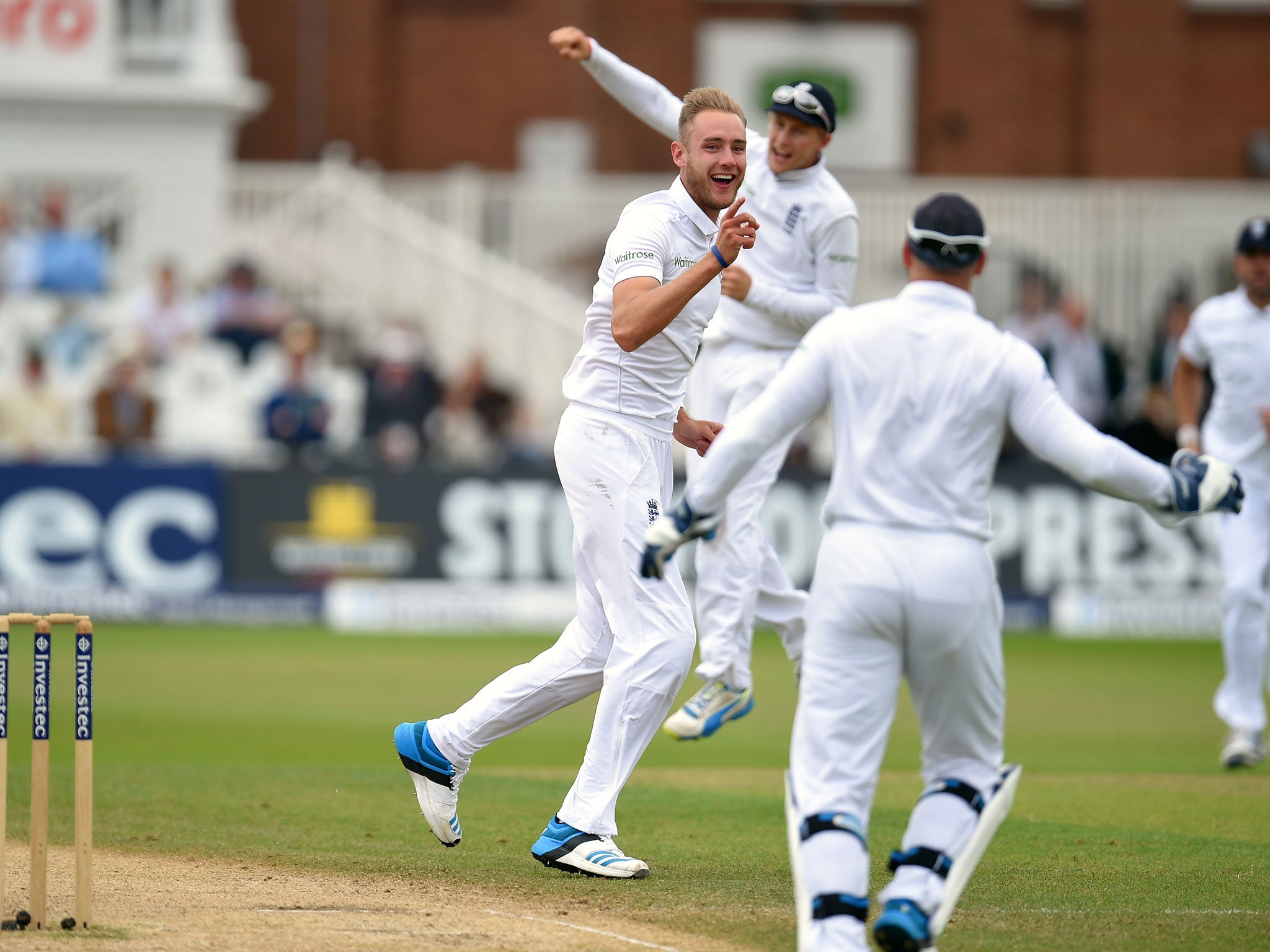 Stuart Broad claims the wicket of Virat Kohli on day 5