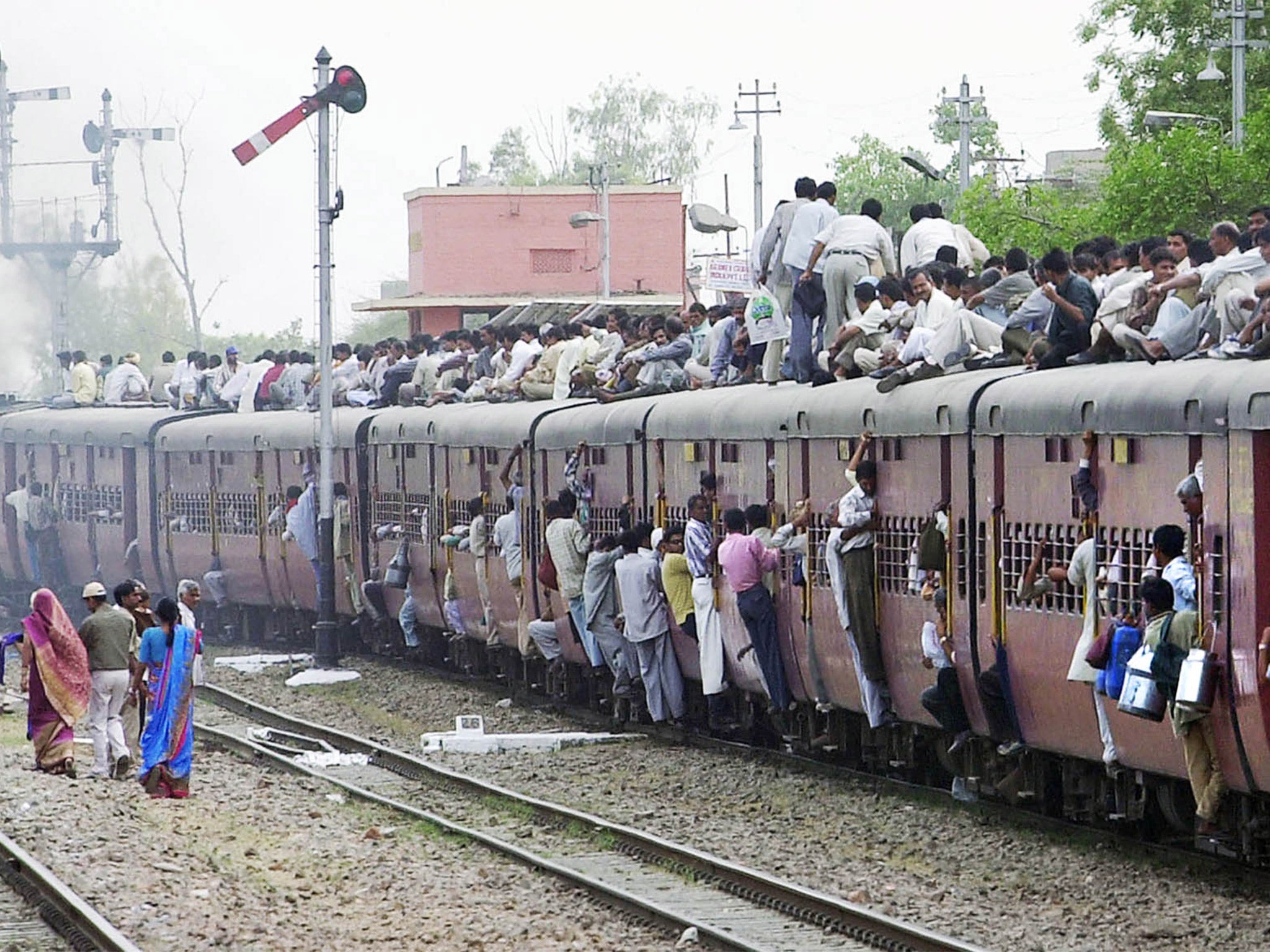 Passengers crowd on to a train in Delhi; the minister did not want such images to appear in ‘Skyfall’