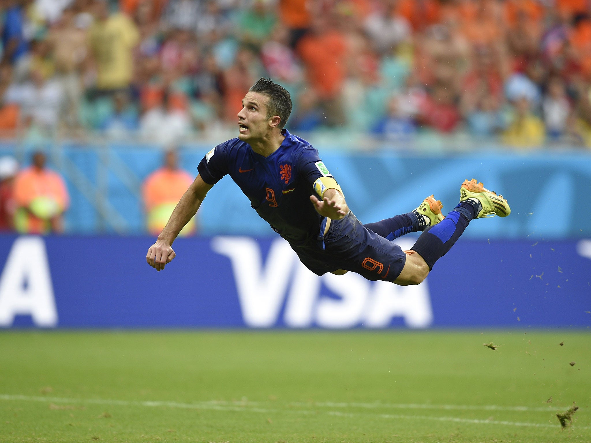 The real life version of Van Persie's brilliant header