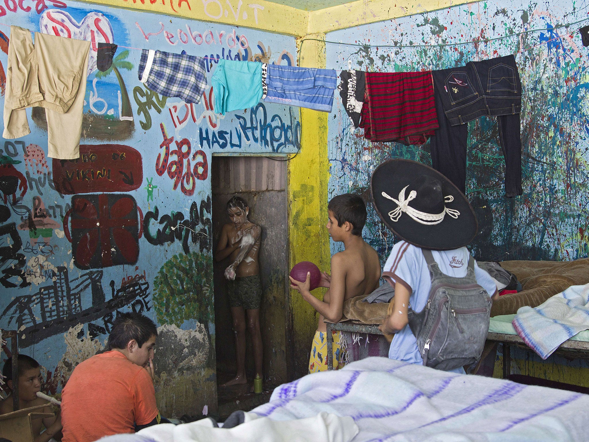 Children are seen inside a room of "La Gran Familia"