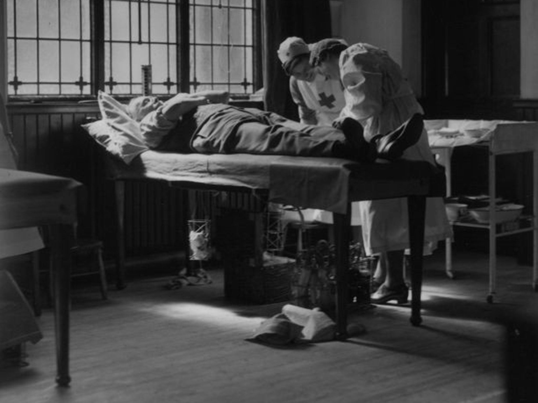 A donor gives blood in 1940 (Getty)