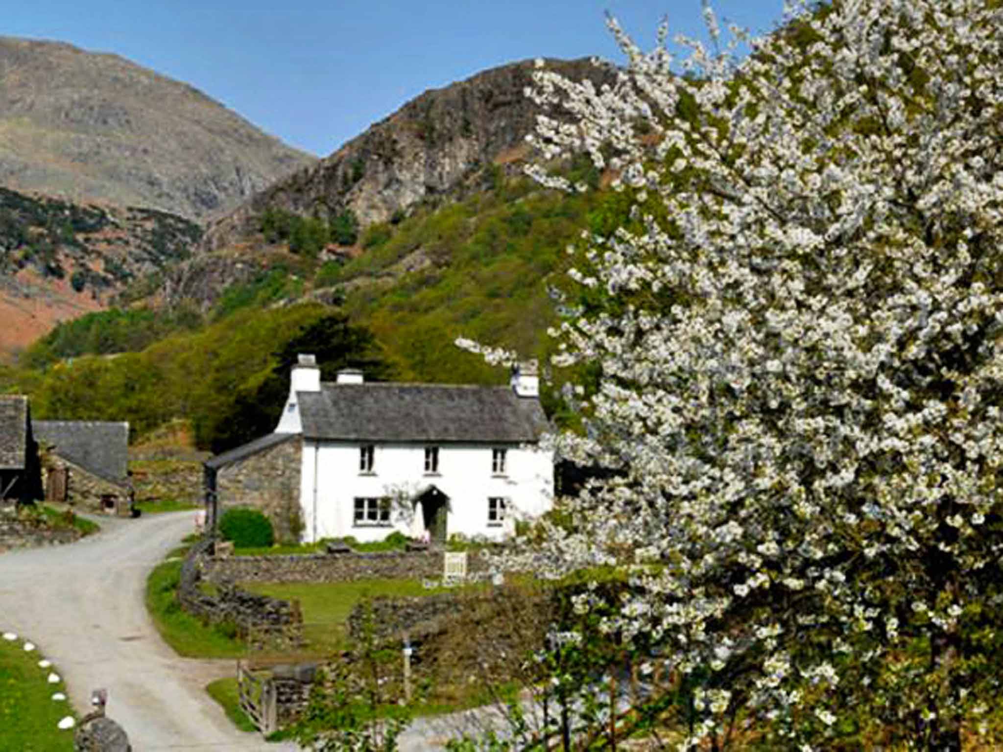 Yew Tree Farm, built in 1693, was owned by Beatrix Potter and was used as the location for Hill Top in the film 'Miss Potter' starring Rene Zellweger