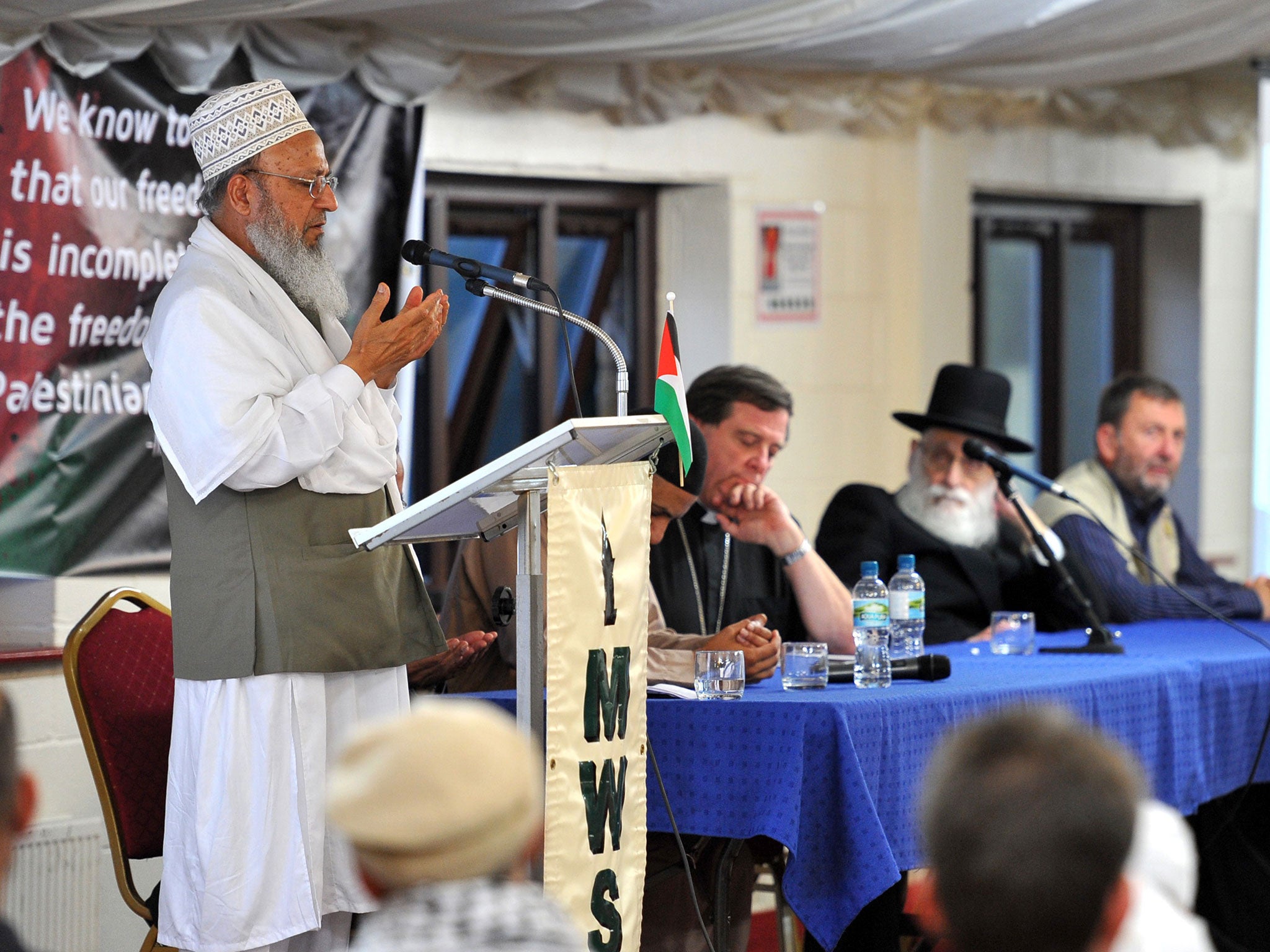 Mavlana Rabbani says the closing prayers at the meeting
in Batley