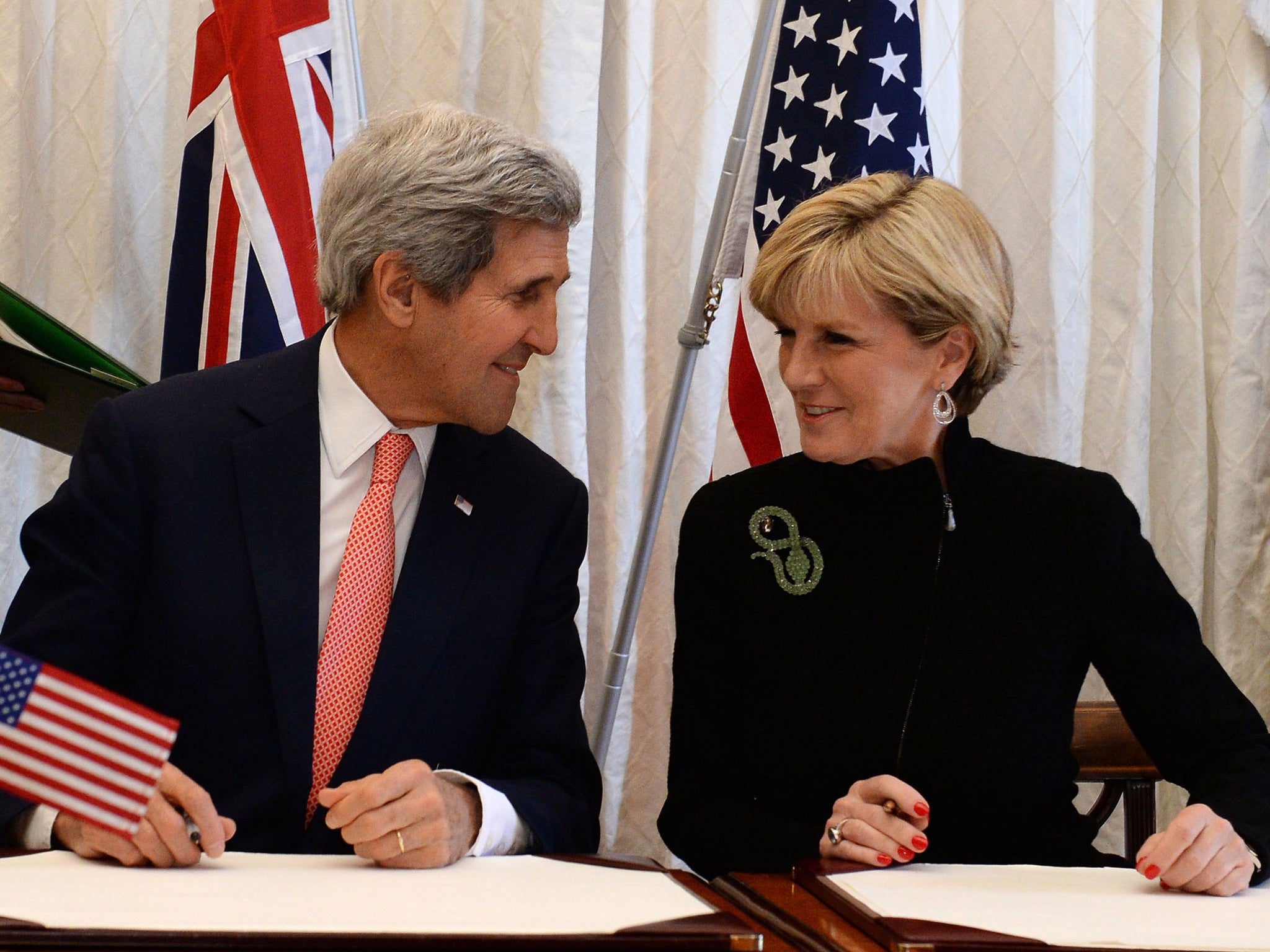 US Secretary of State John Kerry and Australian Foreign Minister Julie Bishop sign a military agreement during talks on 12 August (Getty)