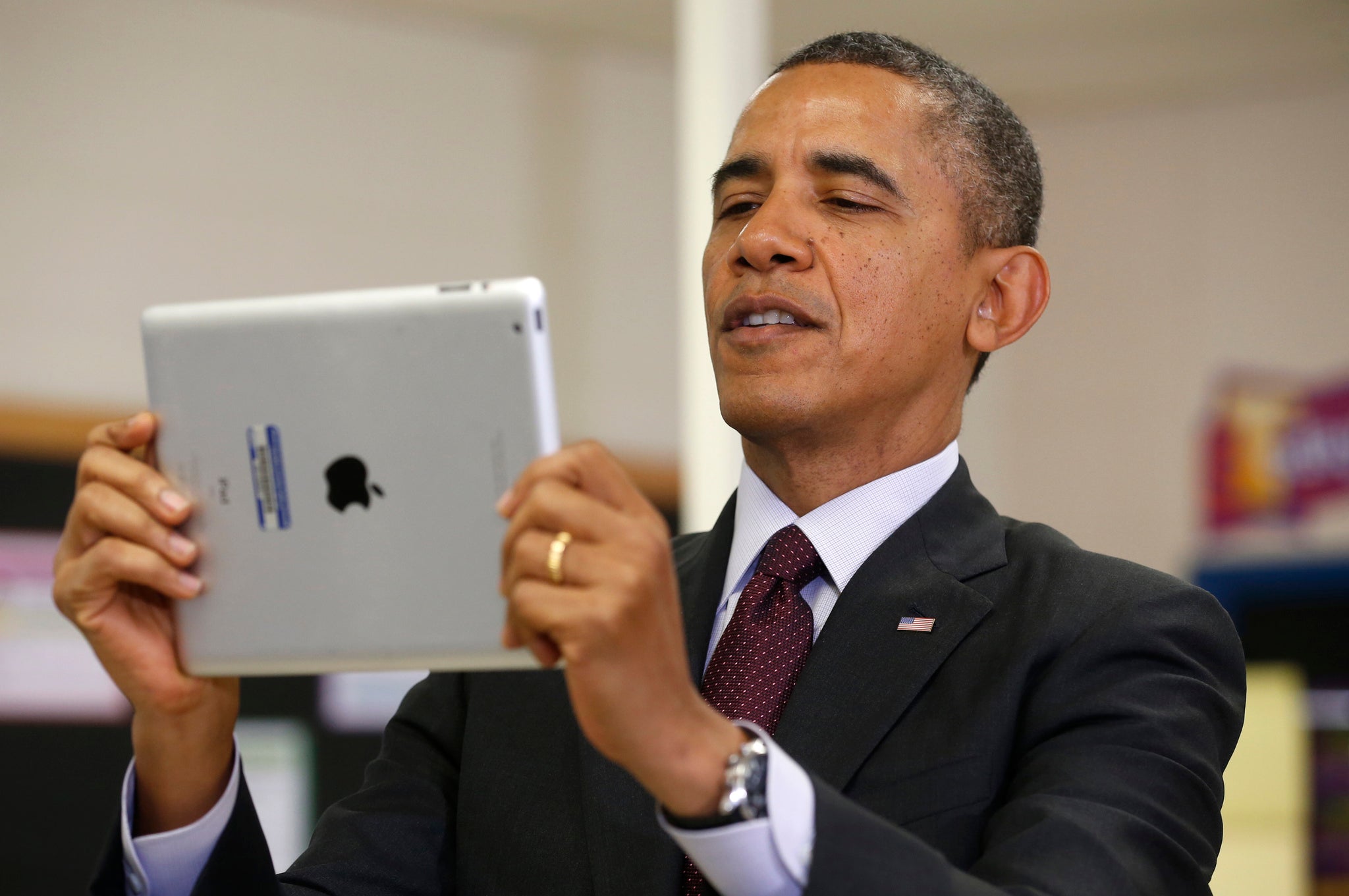 US President Barack Obama using an iPad