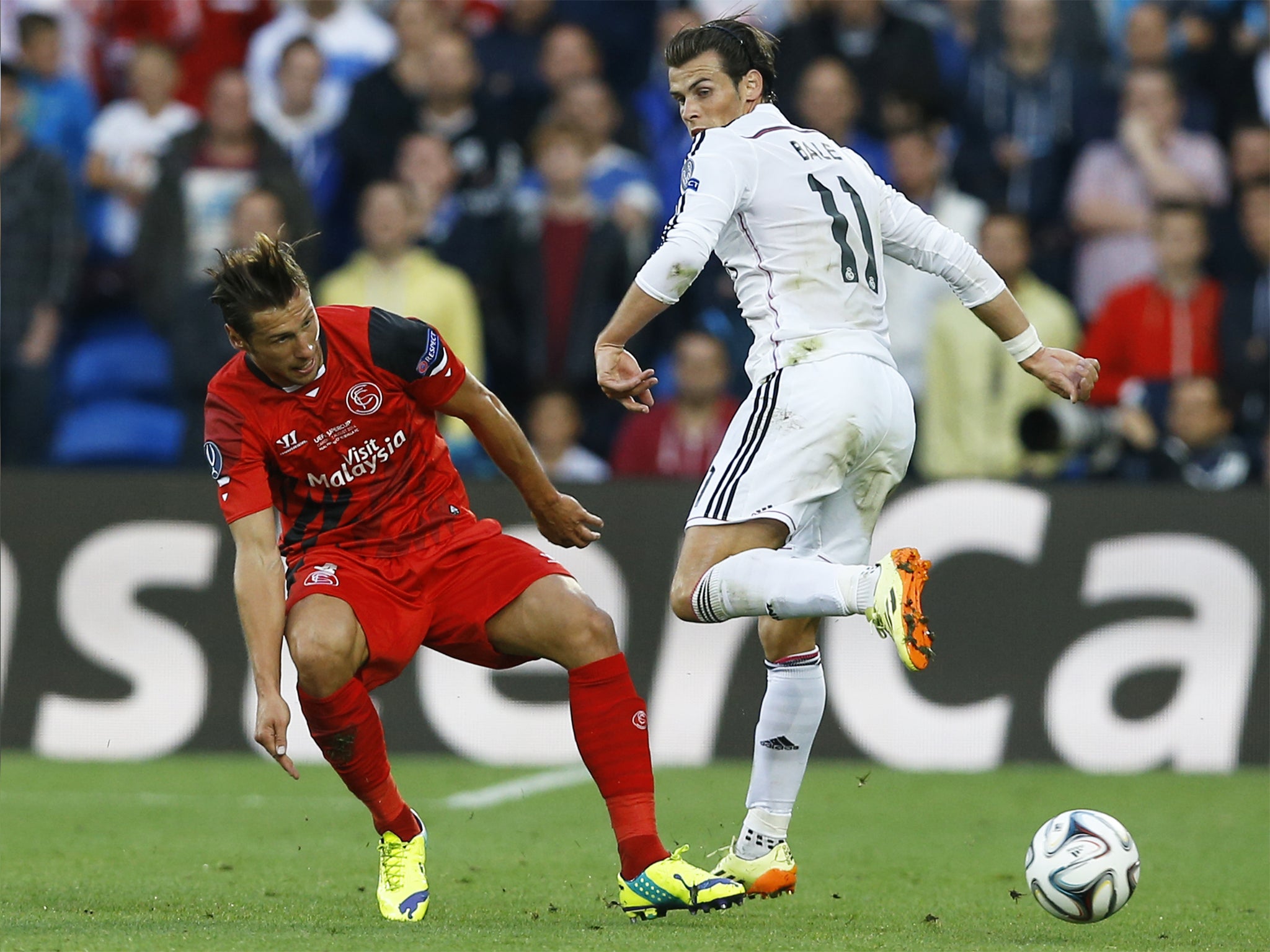 Gareth Bale delights the Welsh crowd with a bit of showboating