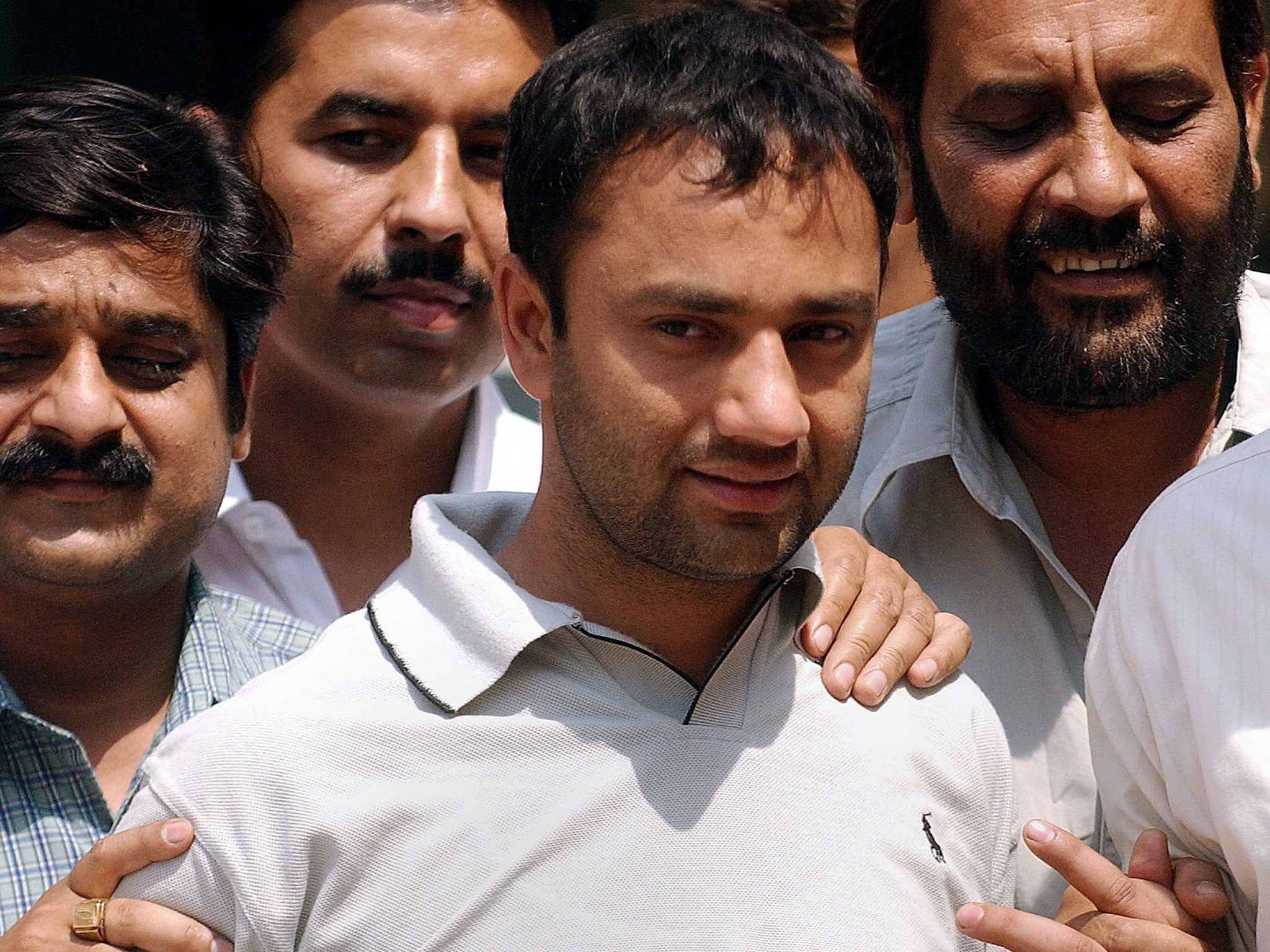 Indian prisoner Sher Singh Rana (centre), the alleged killer of India's famous "bandit queen"