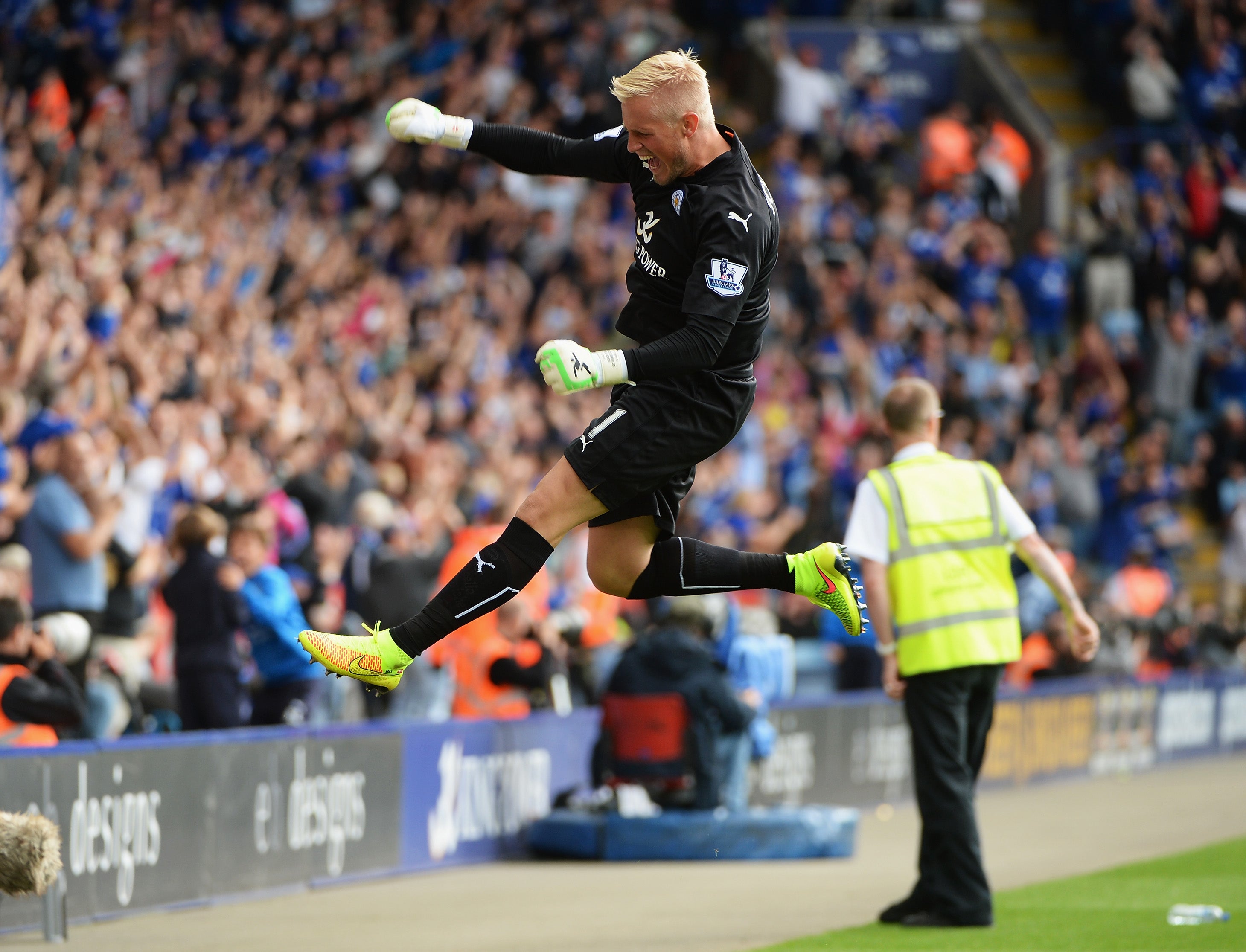 Kasper Schmeichel of Leicester City celebrates after Chris Wood's late strike against Everton