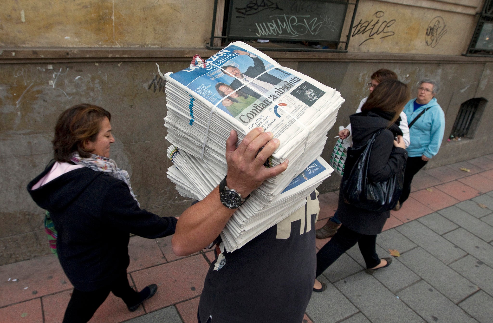 Spain's biggest papers support the tax - but smaller publishers think it could harm their online revenue.