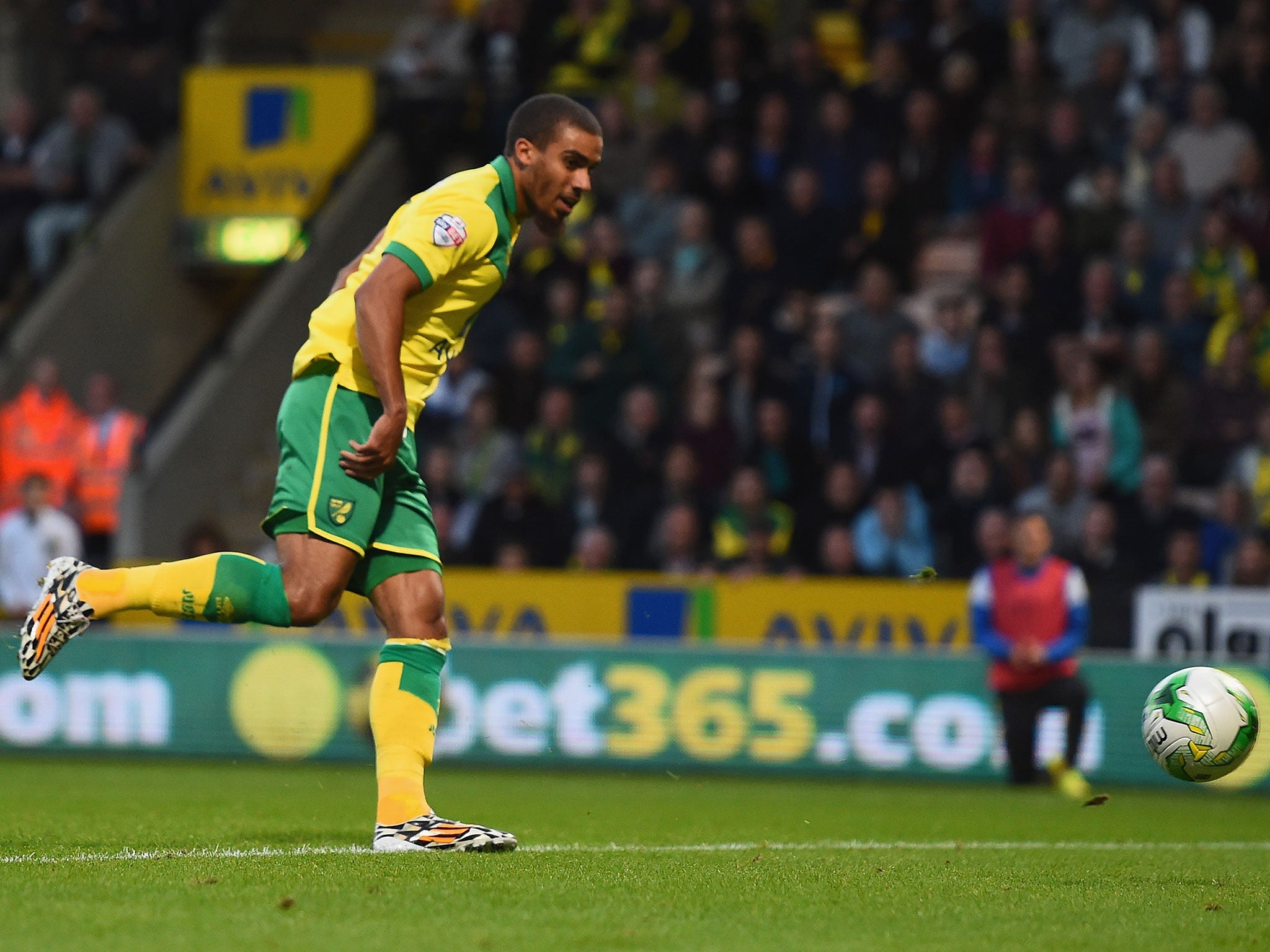 Lewis Grabban scored the winner as Norwich beat local rivals Ipswich Town