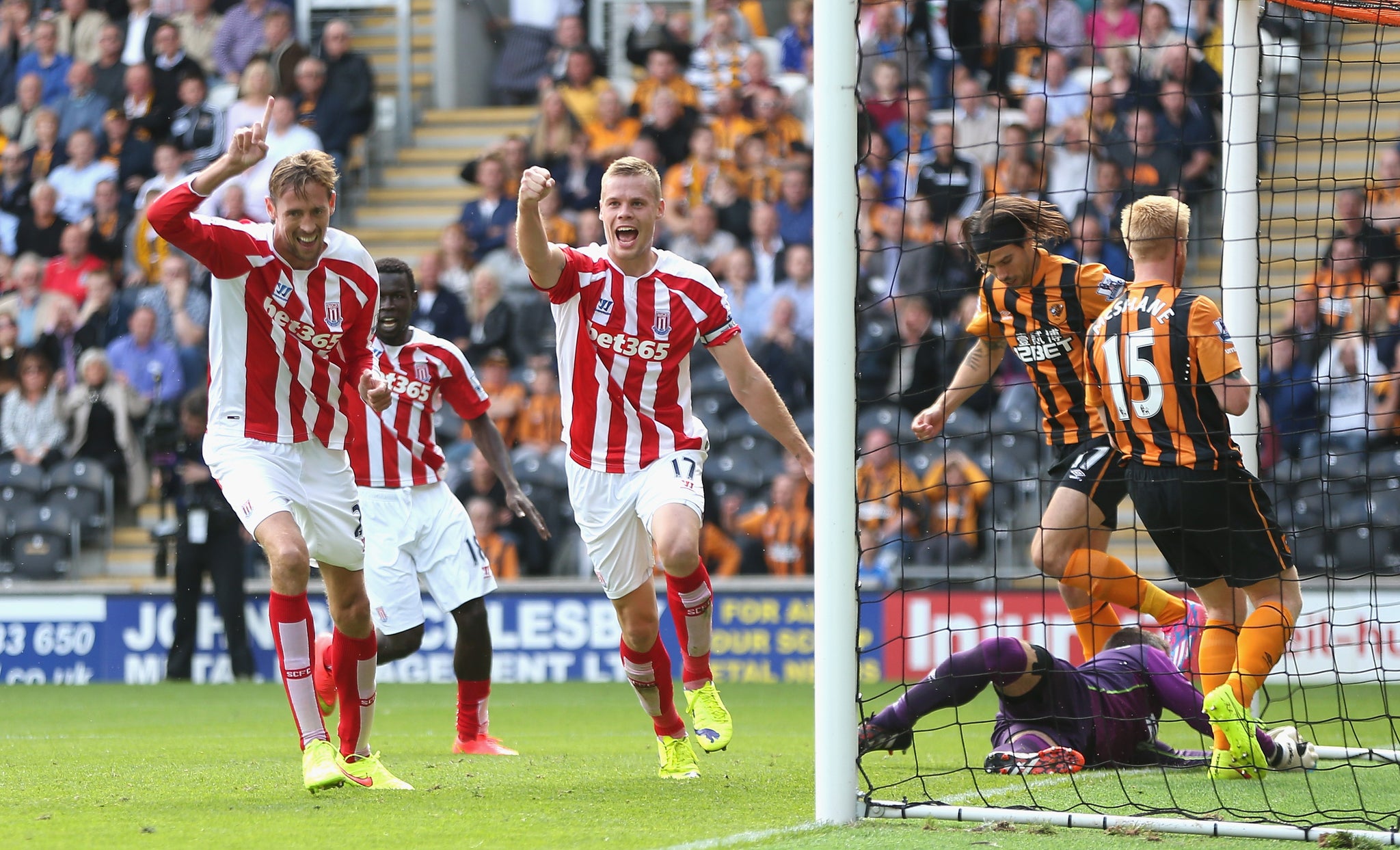 Ryan Shawcross grabbed a late equaliser for Stoke City as the goal line technology system proved his bundles effort had crossed the line.