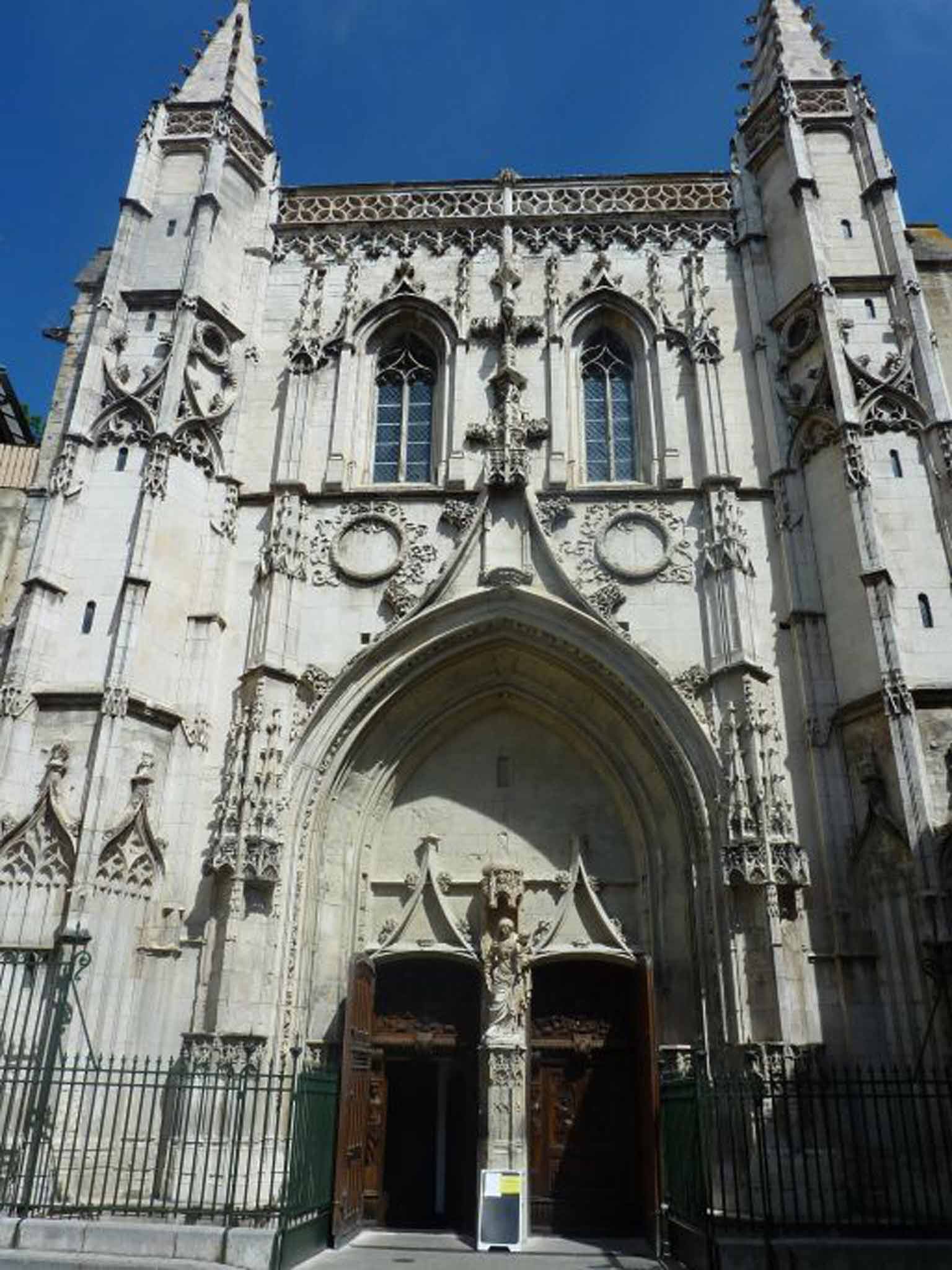 Sacred sculptures: Eglise St-Pierre