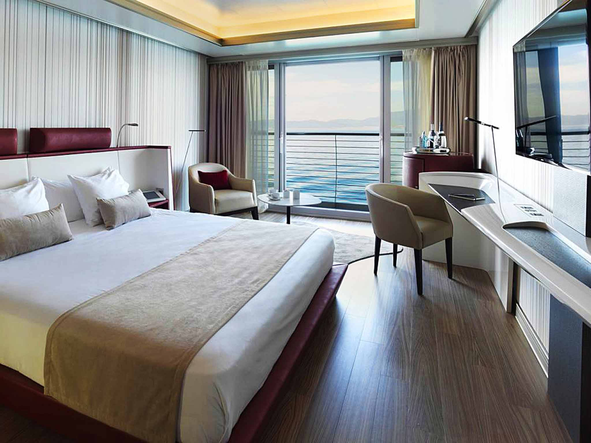 Top deck: Deluxe Room