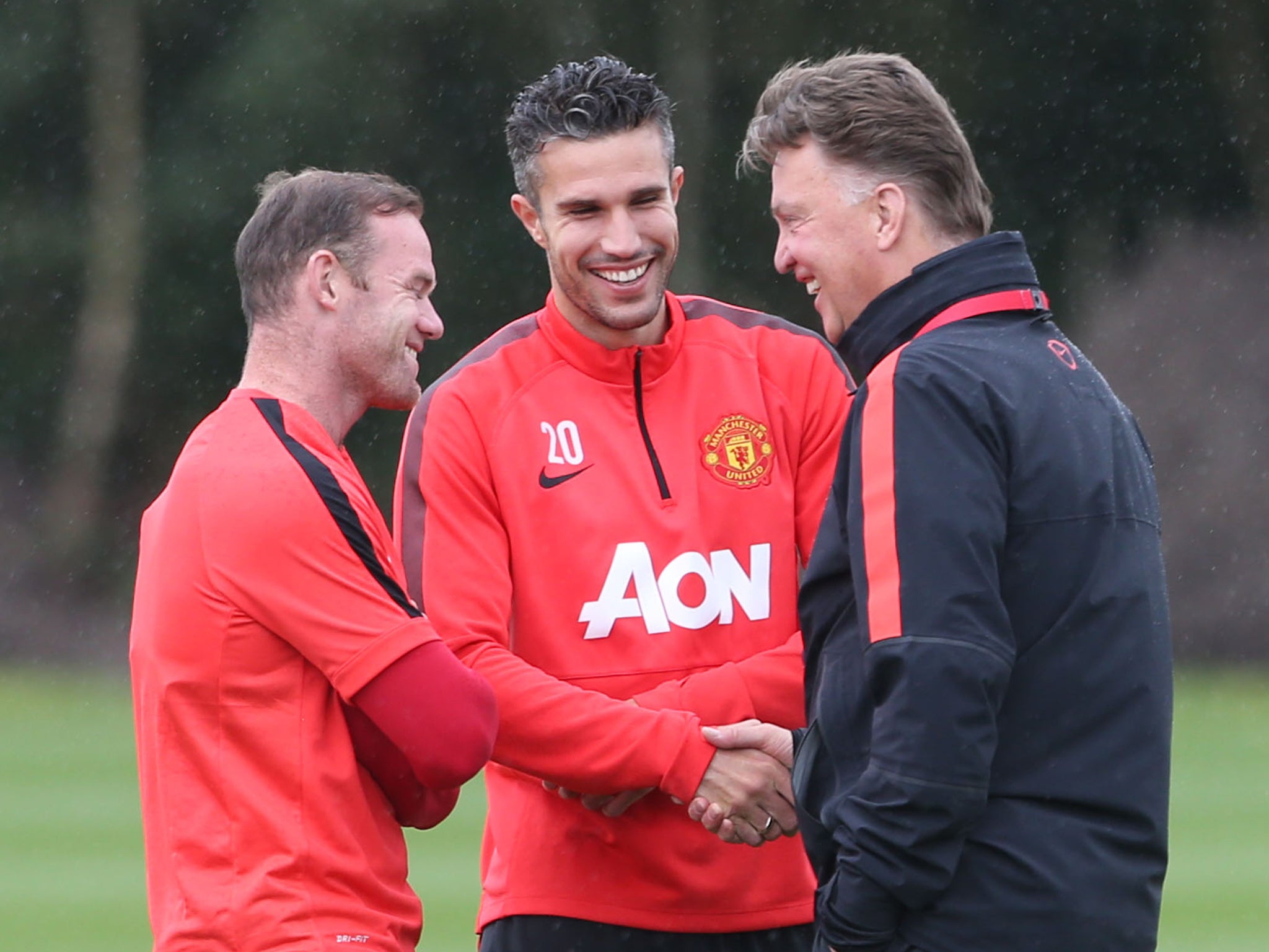 Louis van Gaal talks with Wayne Rooney and Robin van Persie