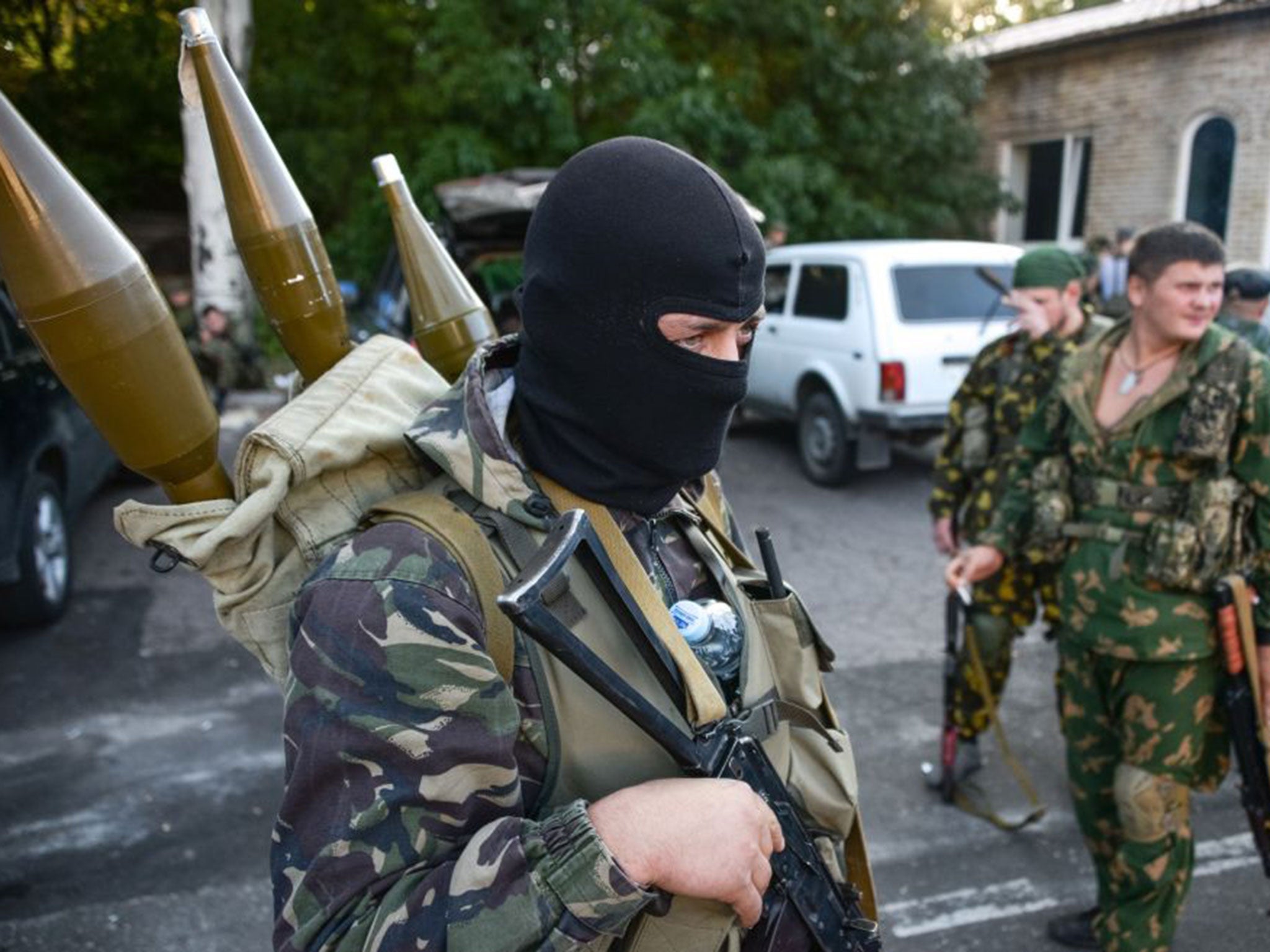 Pro-Russian rebels prepare arms for an assault on Donetsk airport on Monday