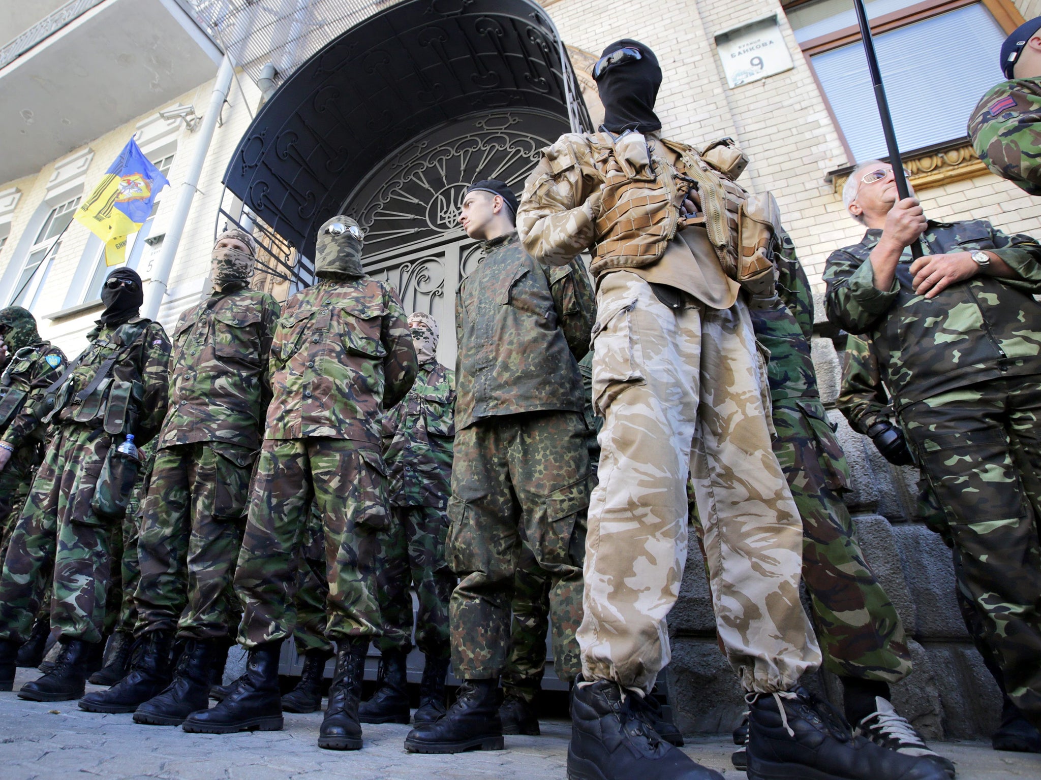 Members of the Organisation of Ukrainian Nationalists,
a volunteer battalion, in front of the presidential administration building in Kiev, demanding weapons