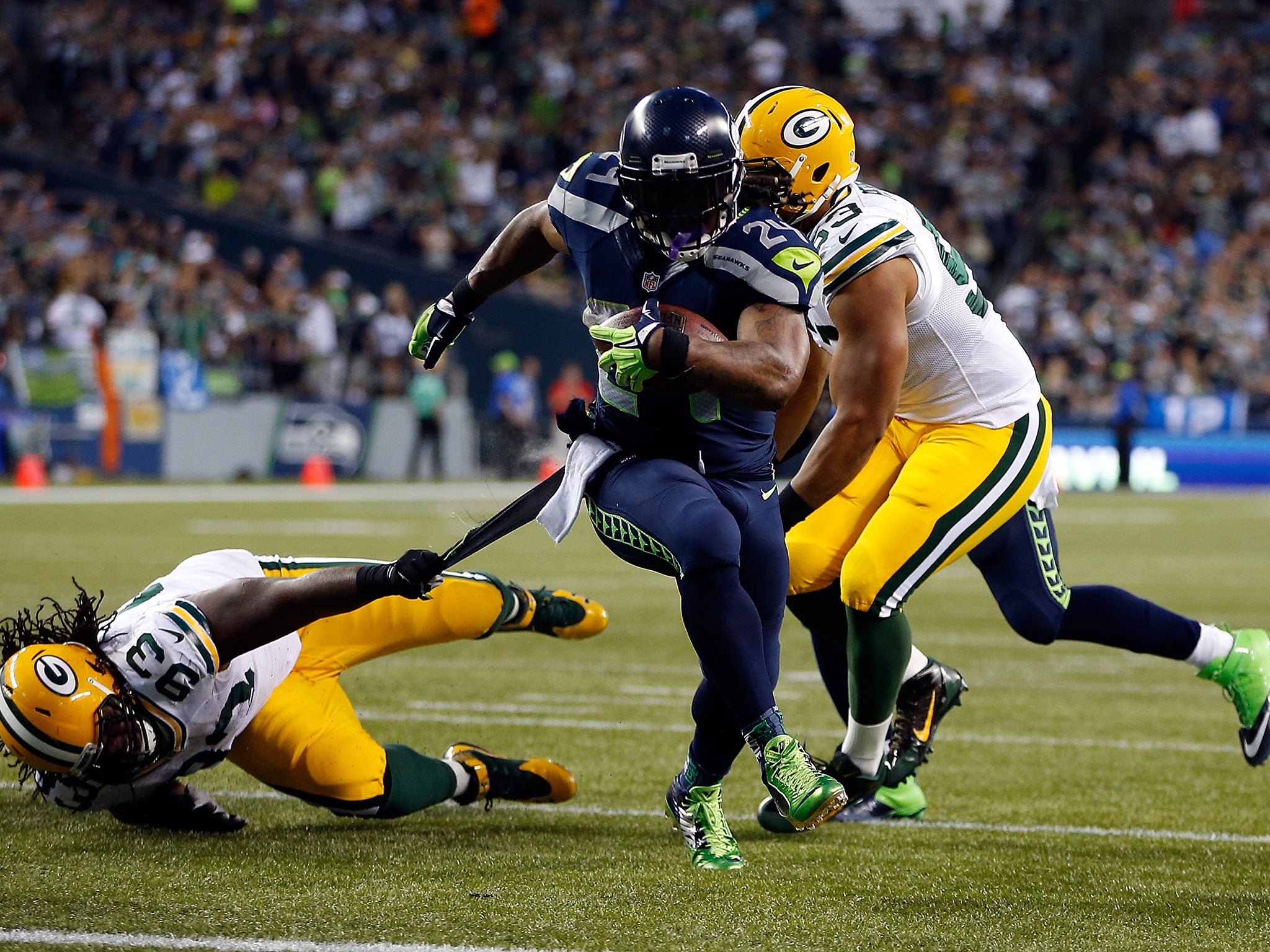 Marshawn Lynch evades the Green Bay defence to run in for one of two touchdowns