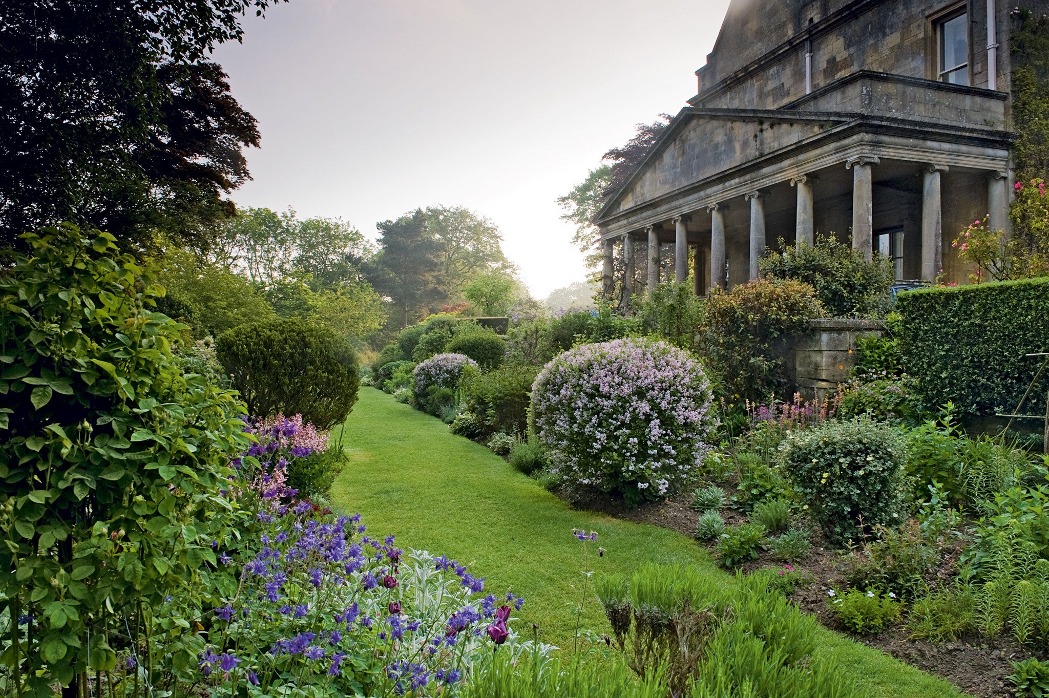 Kiftsgate Court Gardens in Chipping
Campden has been created since 1920
and over three generations by Heather
Muir, Diany Binny and Anne Chambers.
It is open to the public, April to September