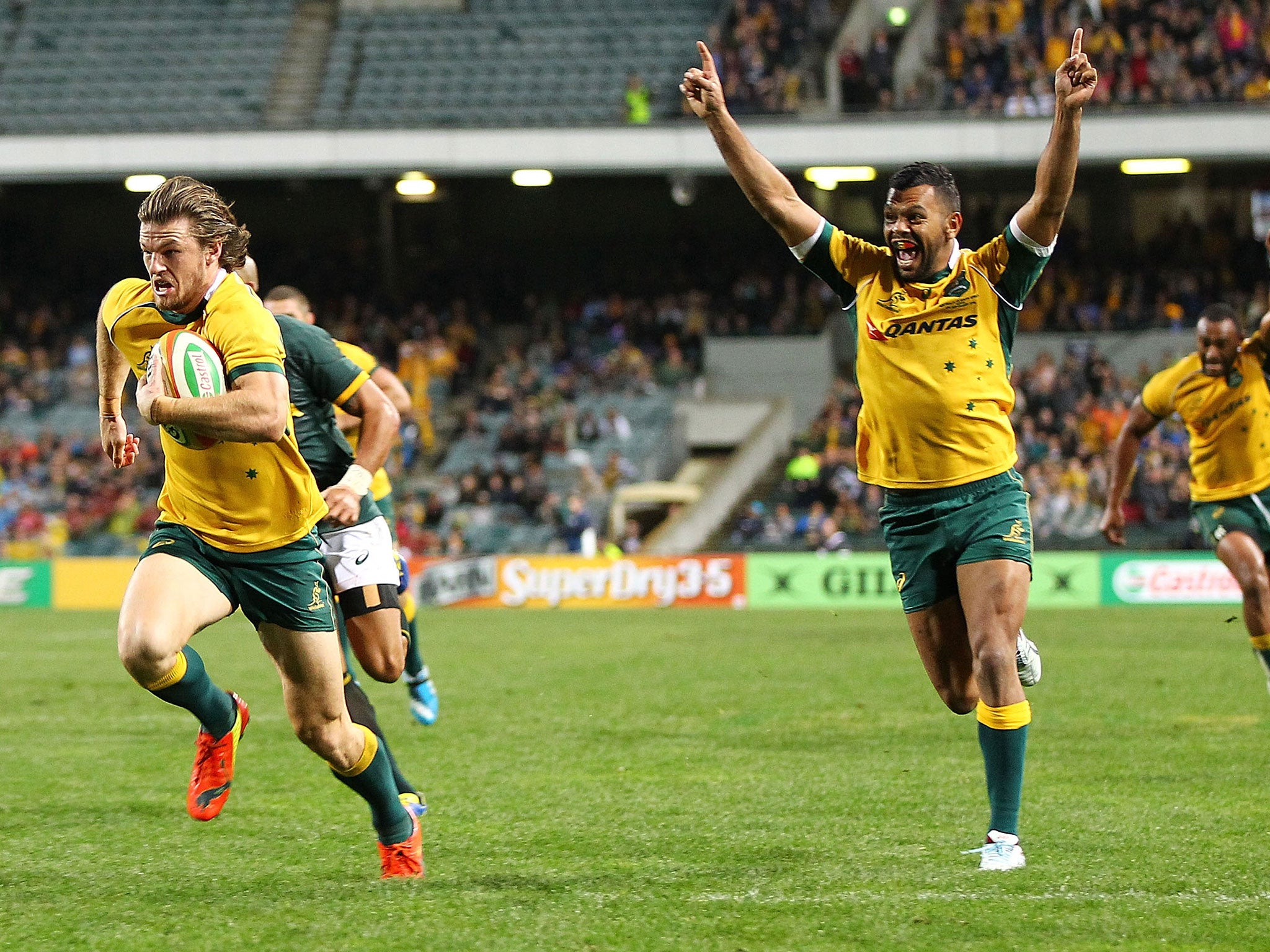 Rob Horne runs in to score the match-winning try for Australia against South Africa