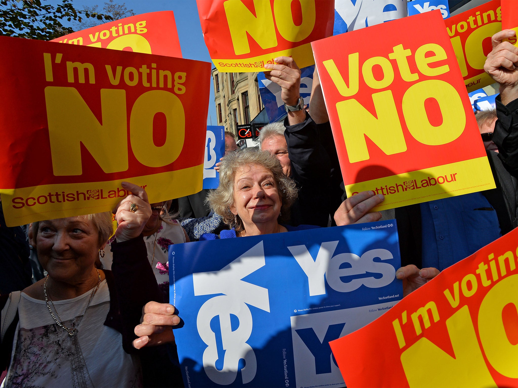 Yes and No voters mingled happily as John Prescott and Alistair Darling hit Glasgow