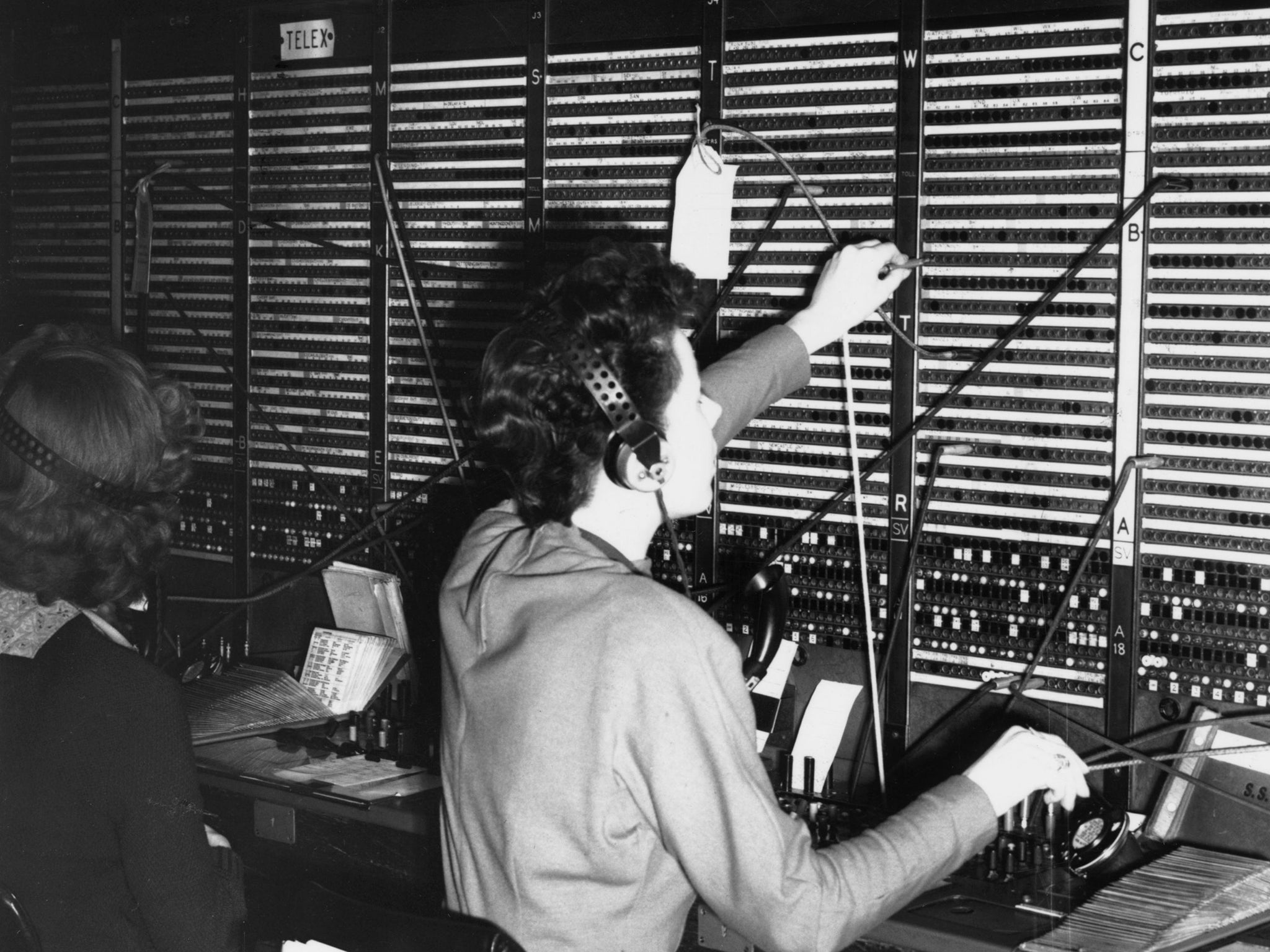 Telephone operators connect callers in 1951 (Getty)