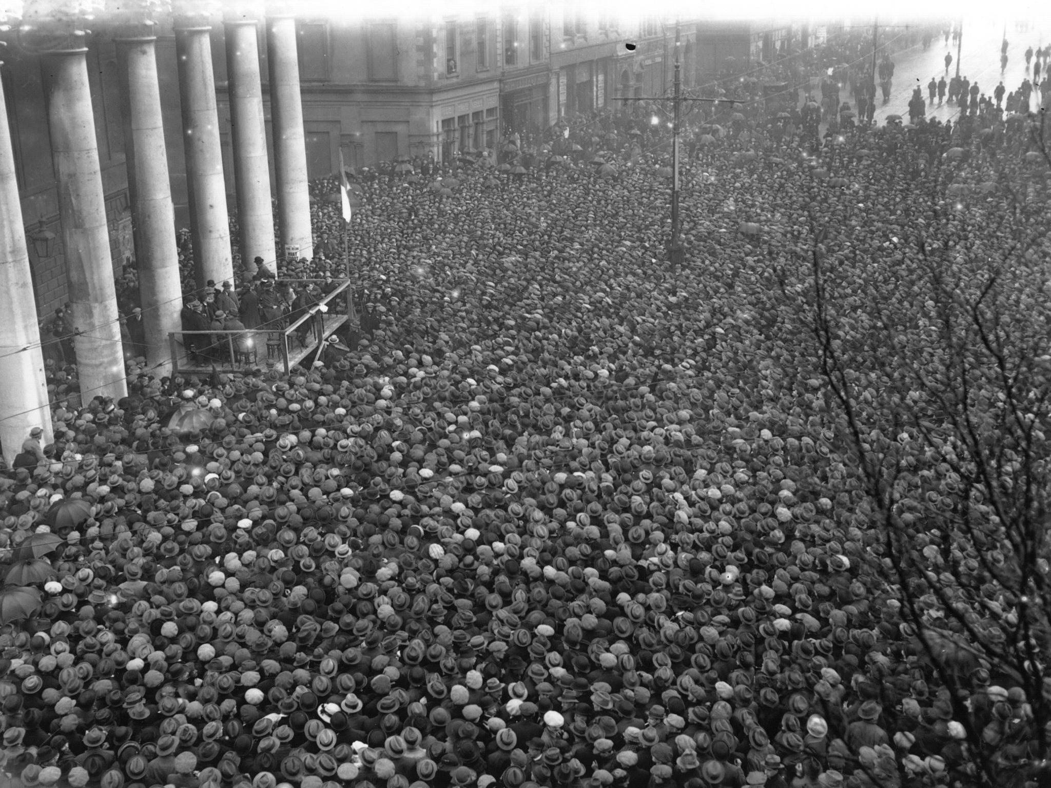 Revolutionary leader Michael Collins addresses supporters at College Green, Dublin, in 1922 after
signing the treaty establishing the Irish Free State