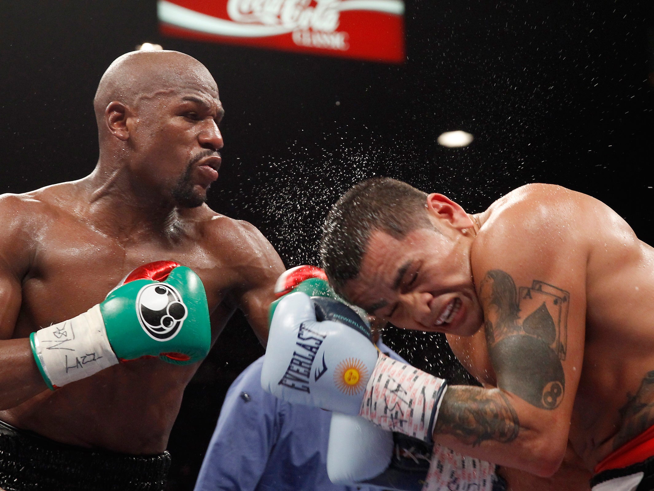 Mayweather hands a blow on Maidana