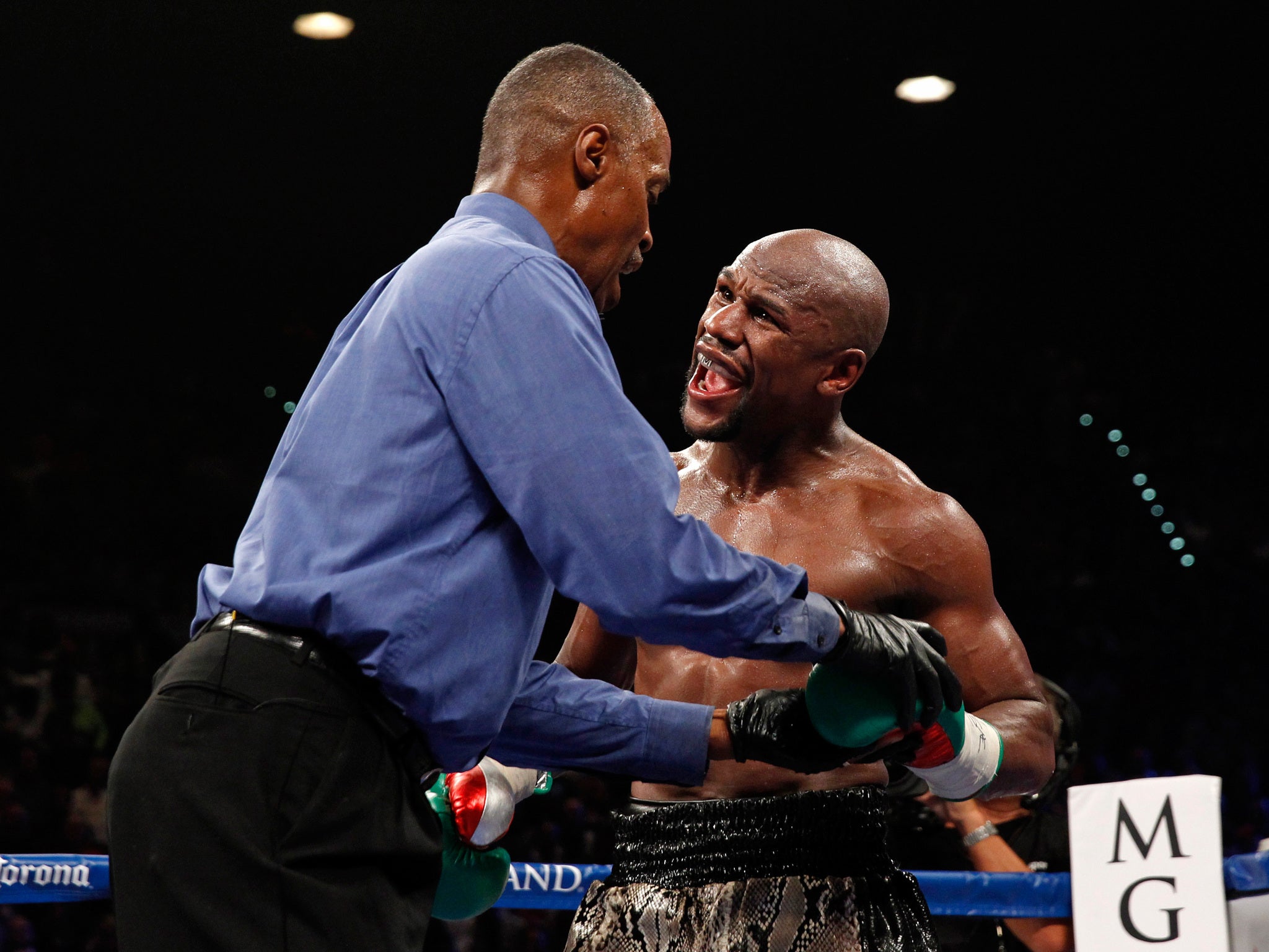 Floyd Mayweather complains that Marcos Maidana bit him as referee Kenny Bayless examines his glove