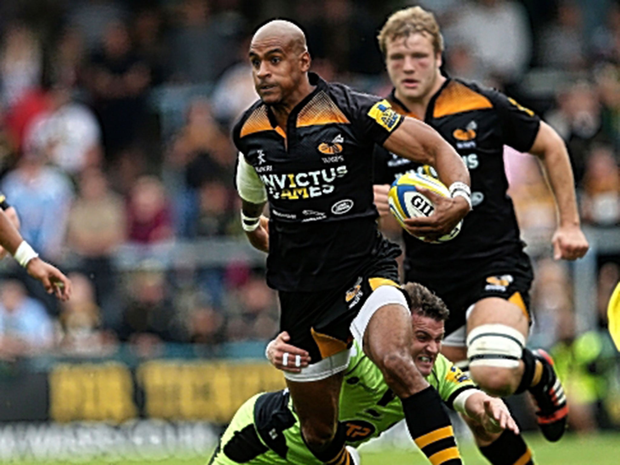 Tom Varndell holds off the tackle of Lee Dickson