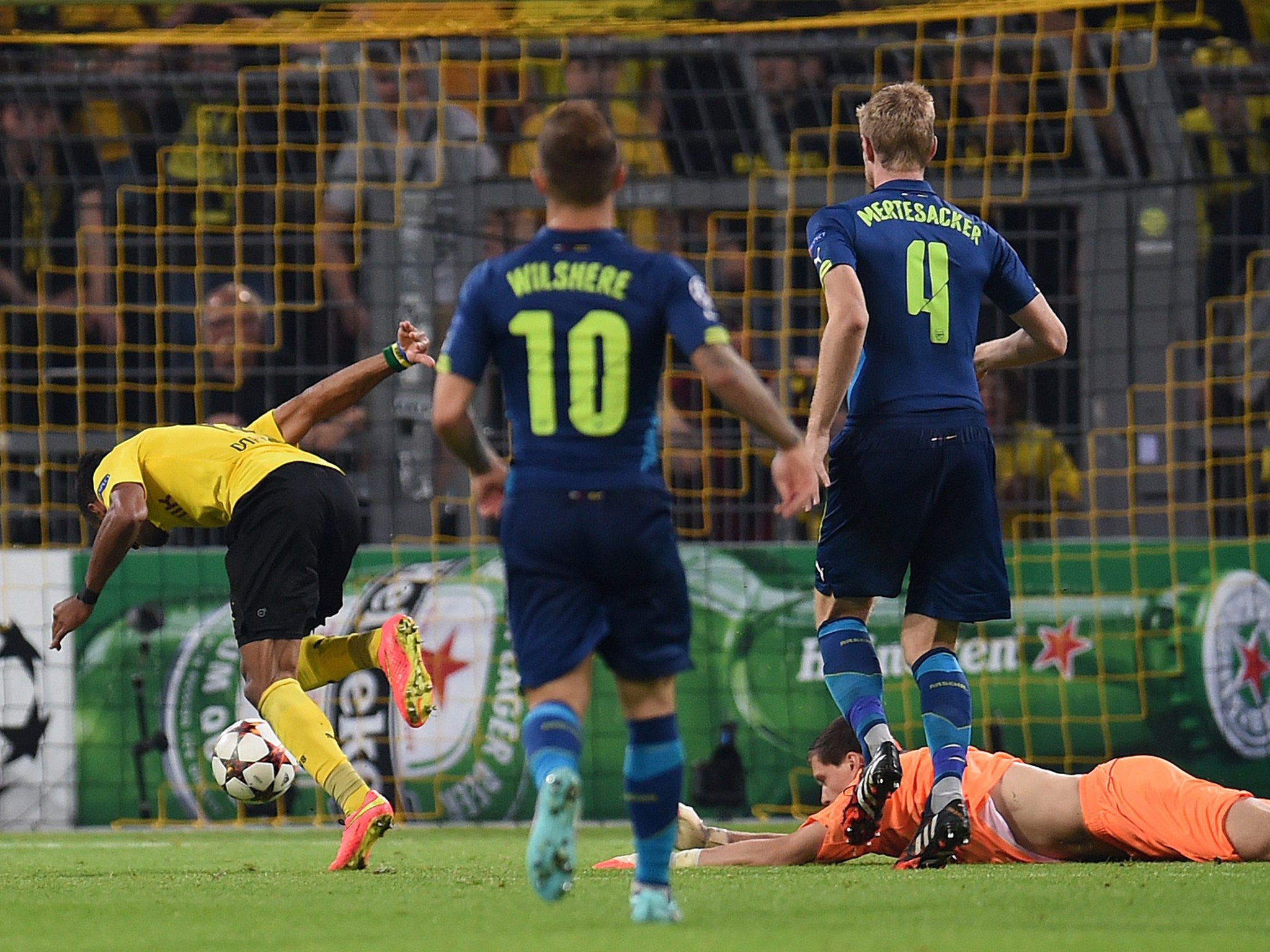 Pierre Emmerick Aubameyang scores his goal against Arsenal