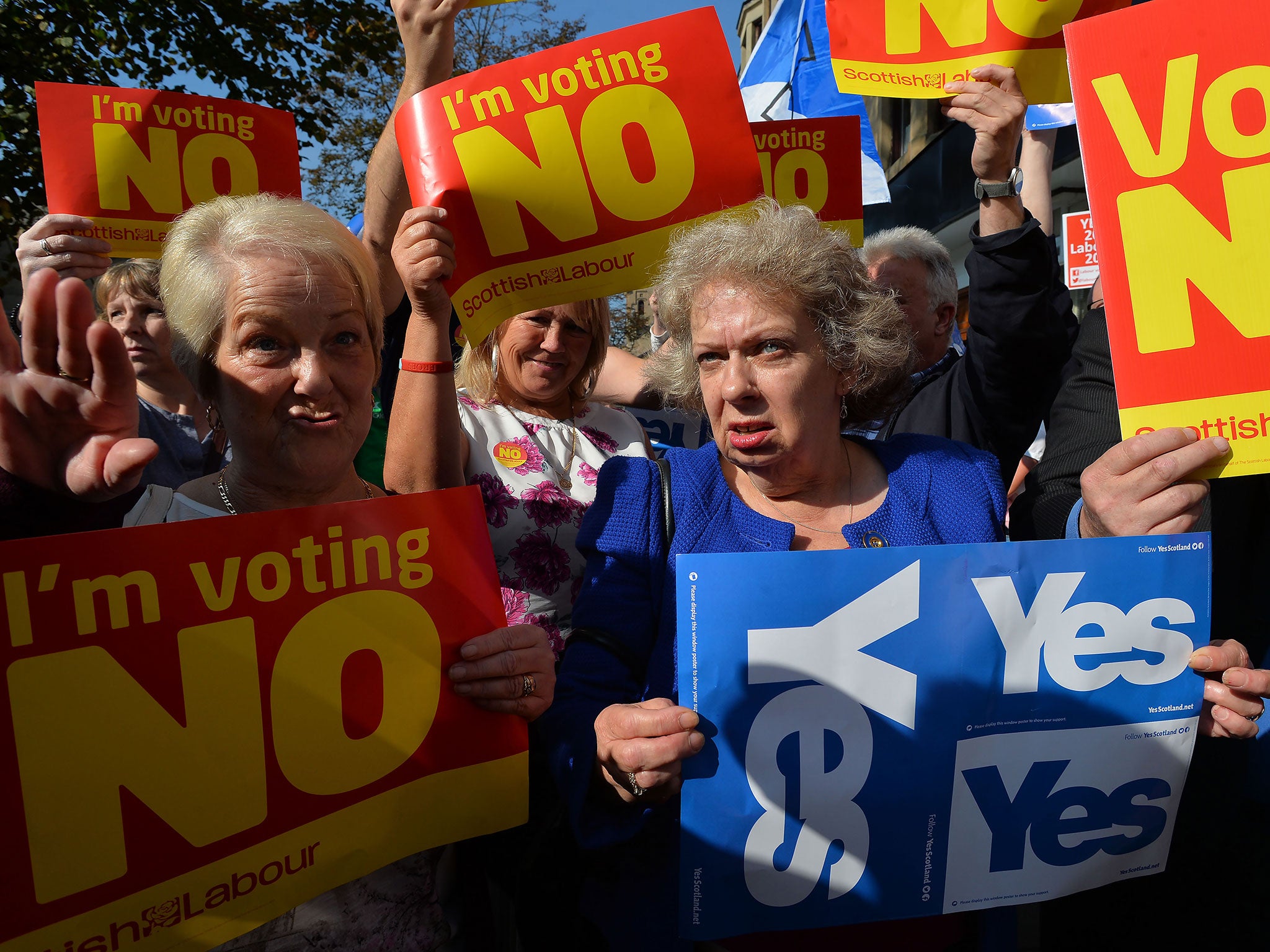 'Yes' and 'No' voters protest (Getty Images)