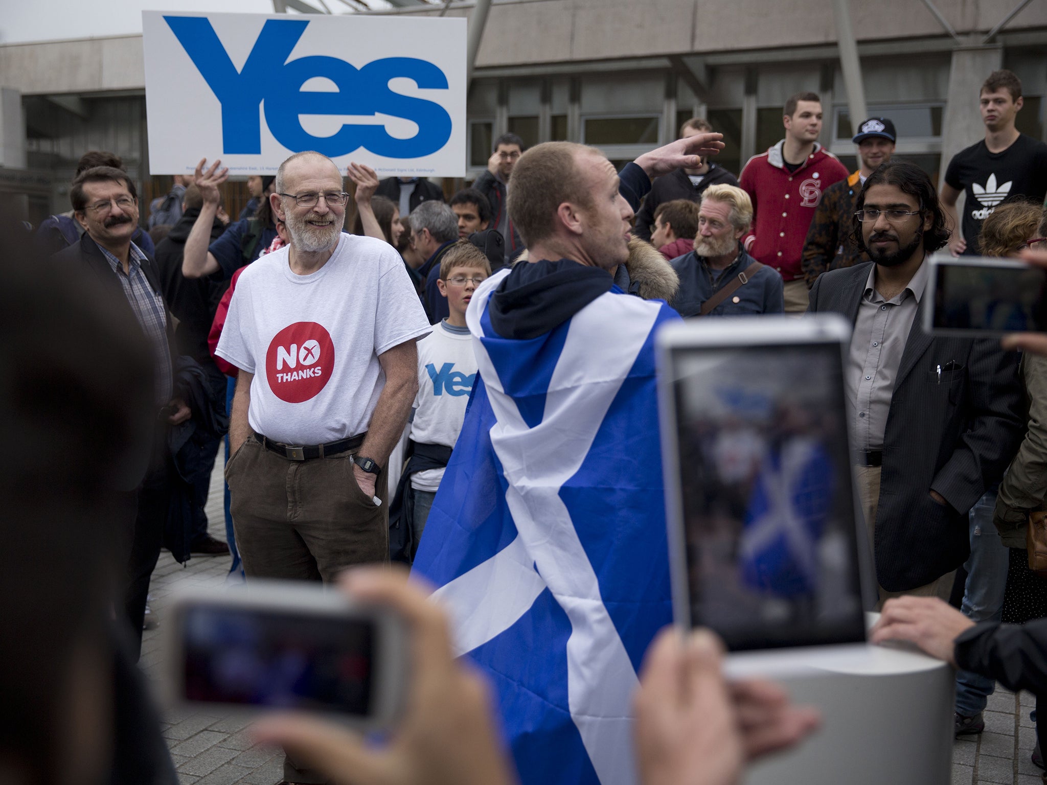 A No campaign supporter and Yes campaign supporter debate with each outside the Scottish Parliament building in Edinburgh, Scotland