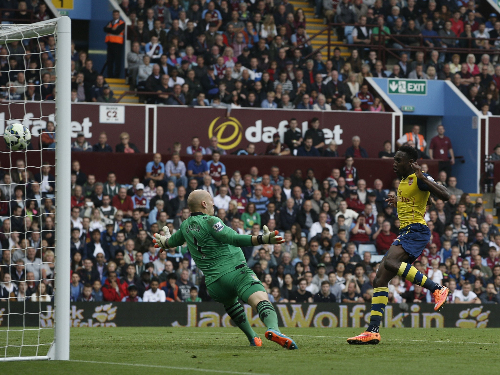 Welbeck scores Arsenal's second