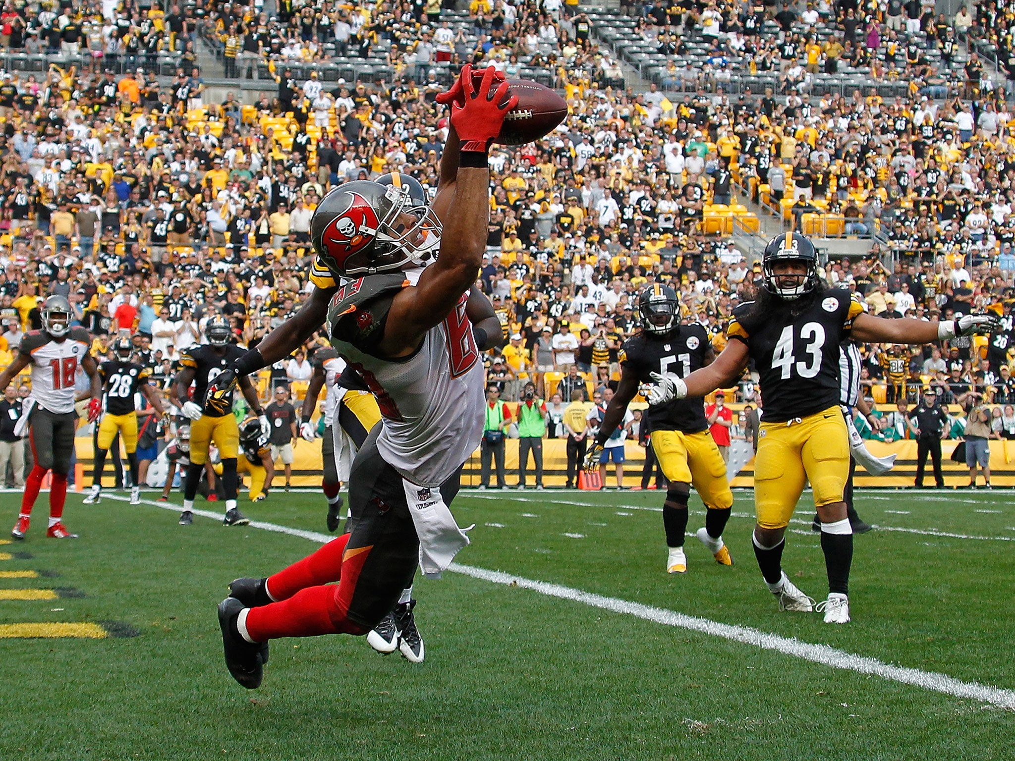 Vincent Jackson catches the match-winning touchdown for the Buccaneers