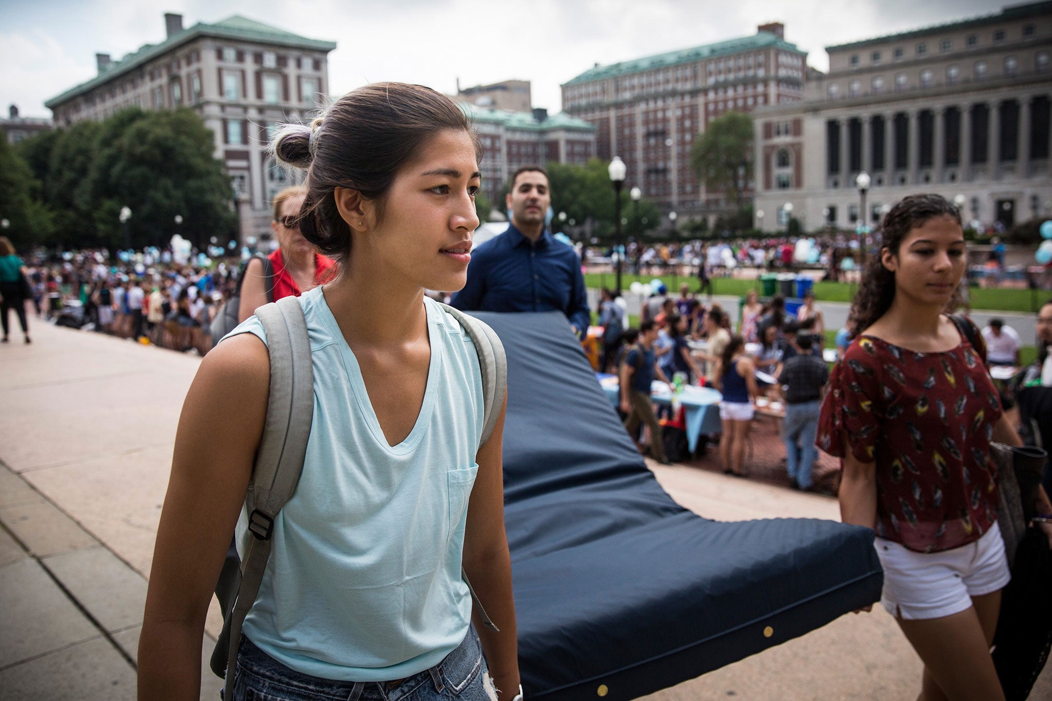 Emma Sulkowicz carrying the mattress