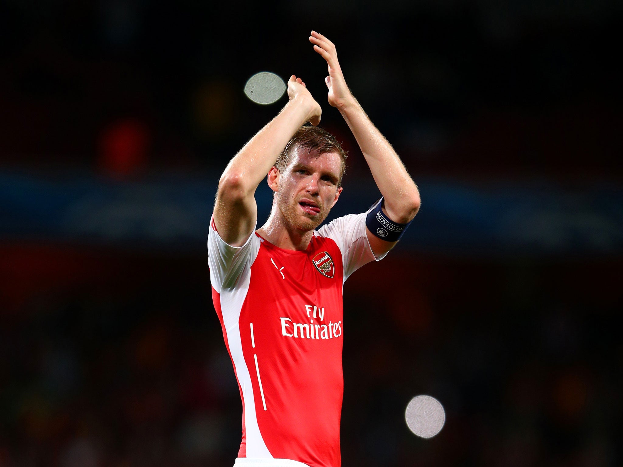 Per Mertesacker applauds the Arsenal support