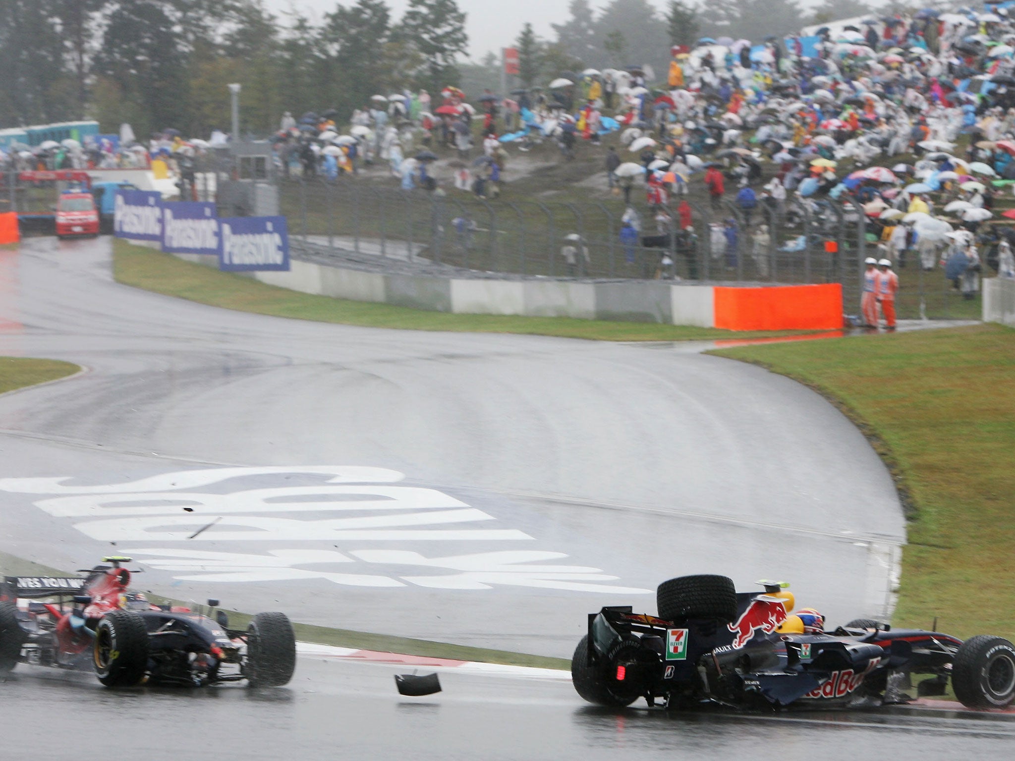 Sebastian Vettel rams Mark Webber during the 2007 Japanese Grand Prix at Fuji