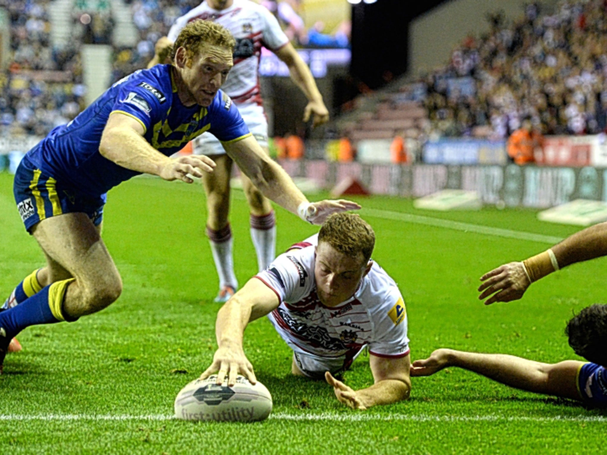Joe Burgess scores the last-minute winning try for Wigan