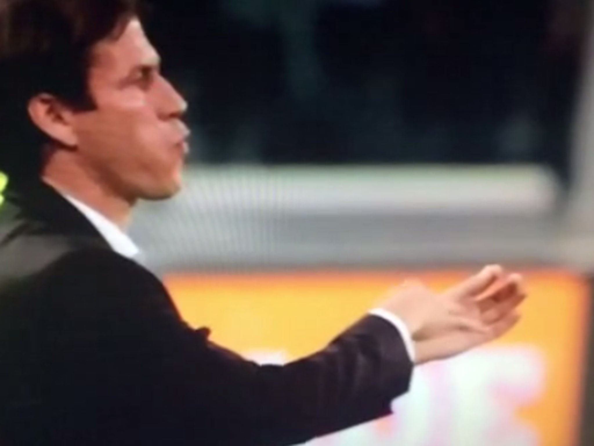 Rudi Garcia playing his imaginary violin