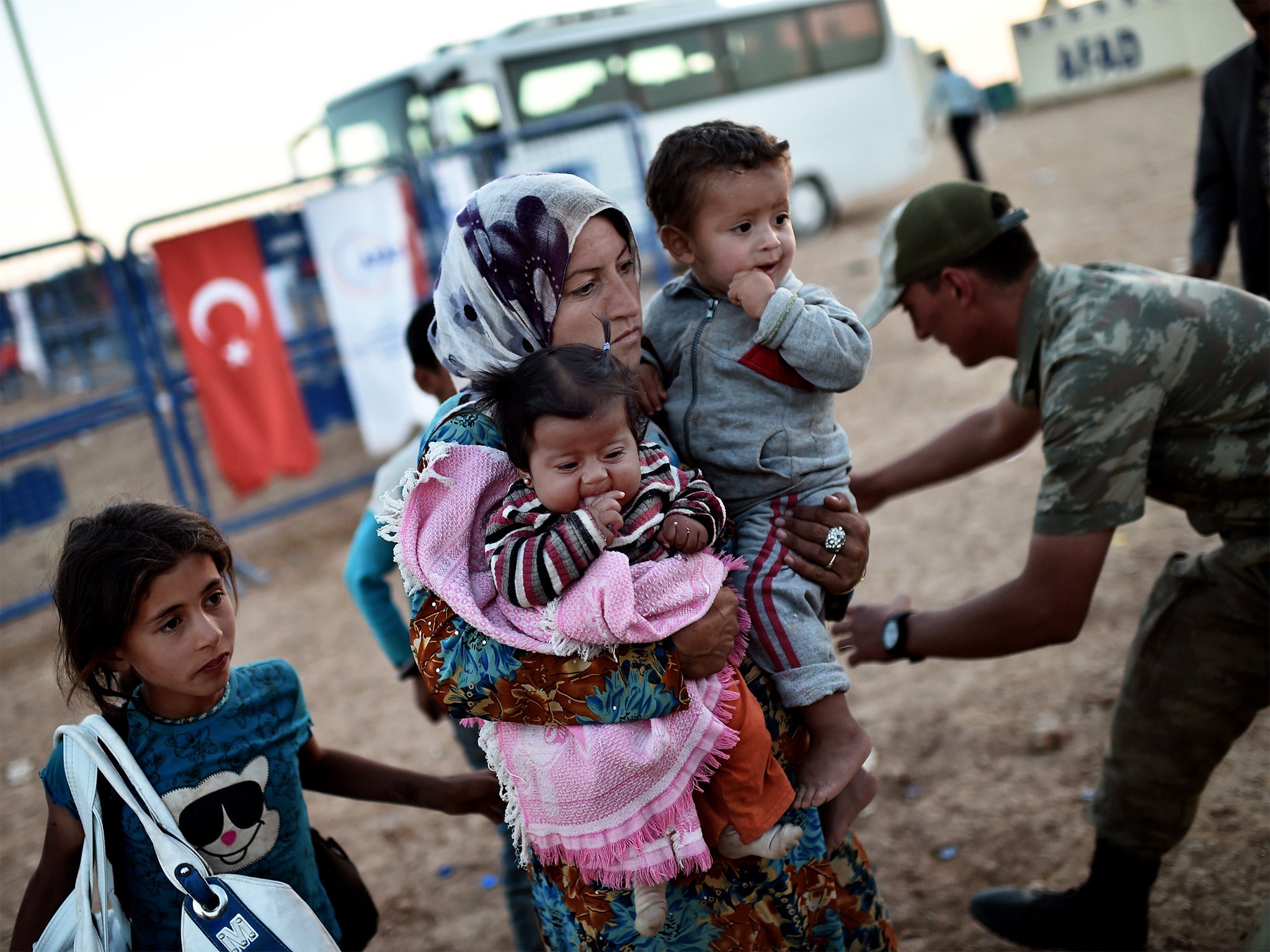 Kurdish refugees fleeing Kobani enter Turkey at Suruc