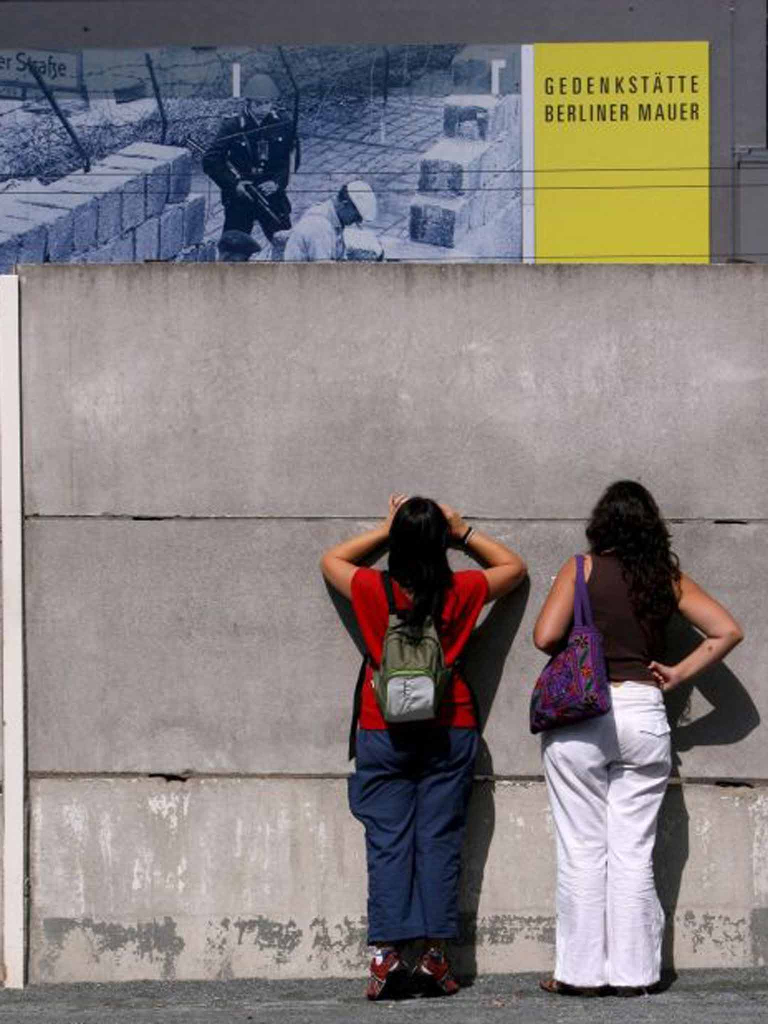 Crack unit: tourists at the Bernauer Strasse memorial