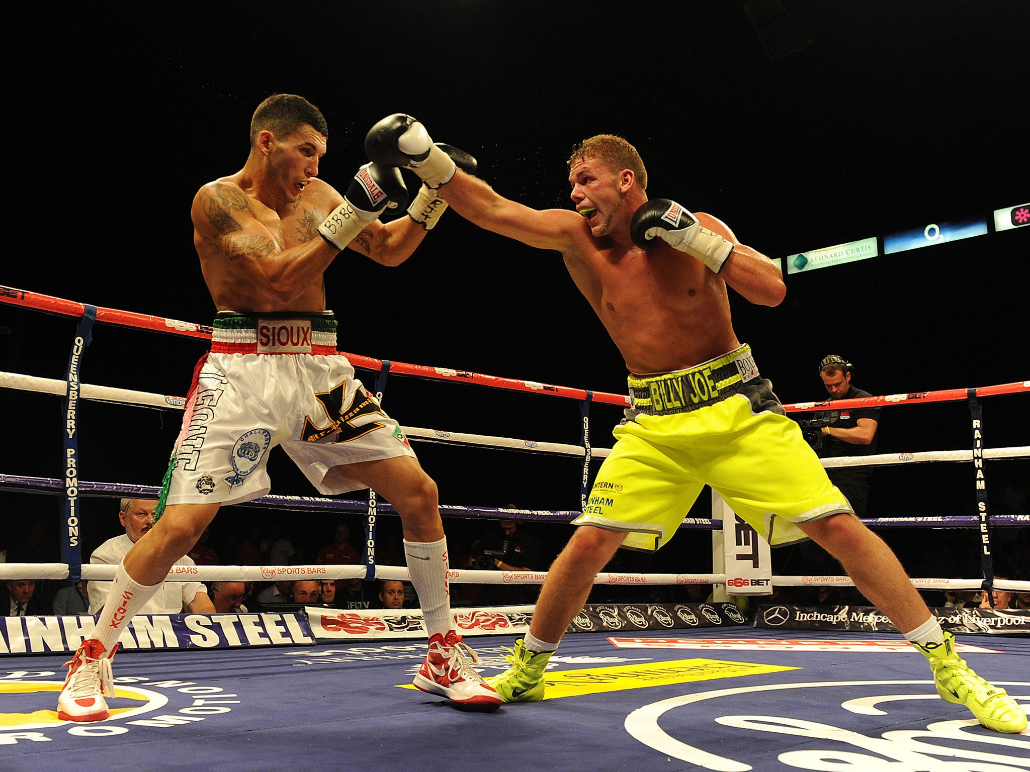 Saunders (right) is unbeaten in his 20 fights