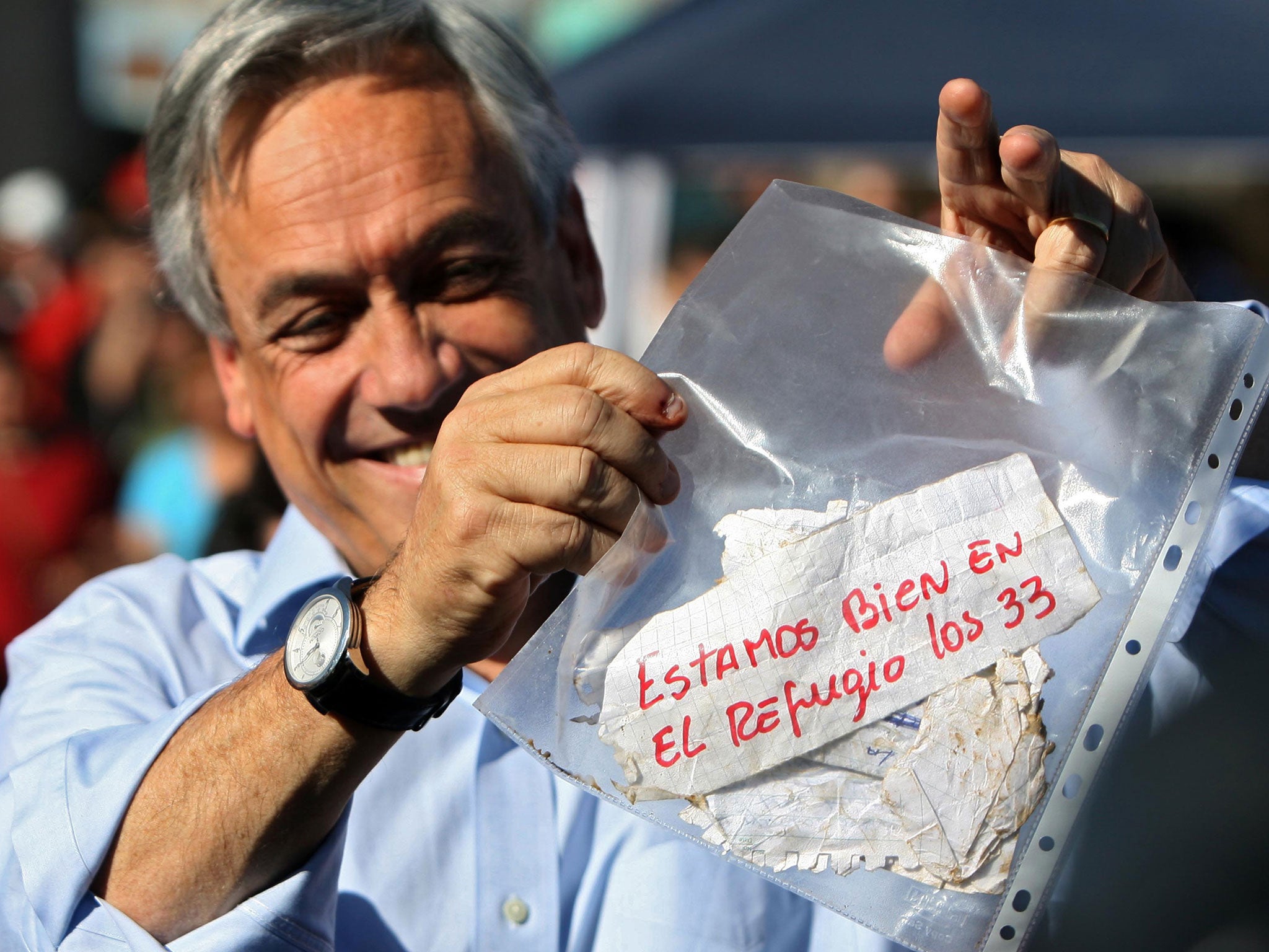 Former President of Chile Sebastian Pinera with the note from the trapped men