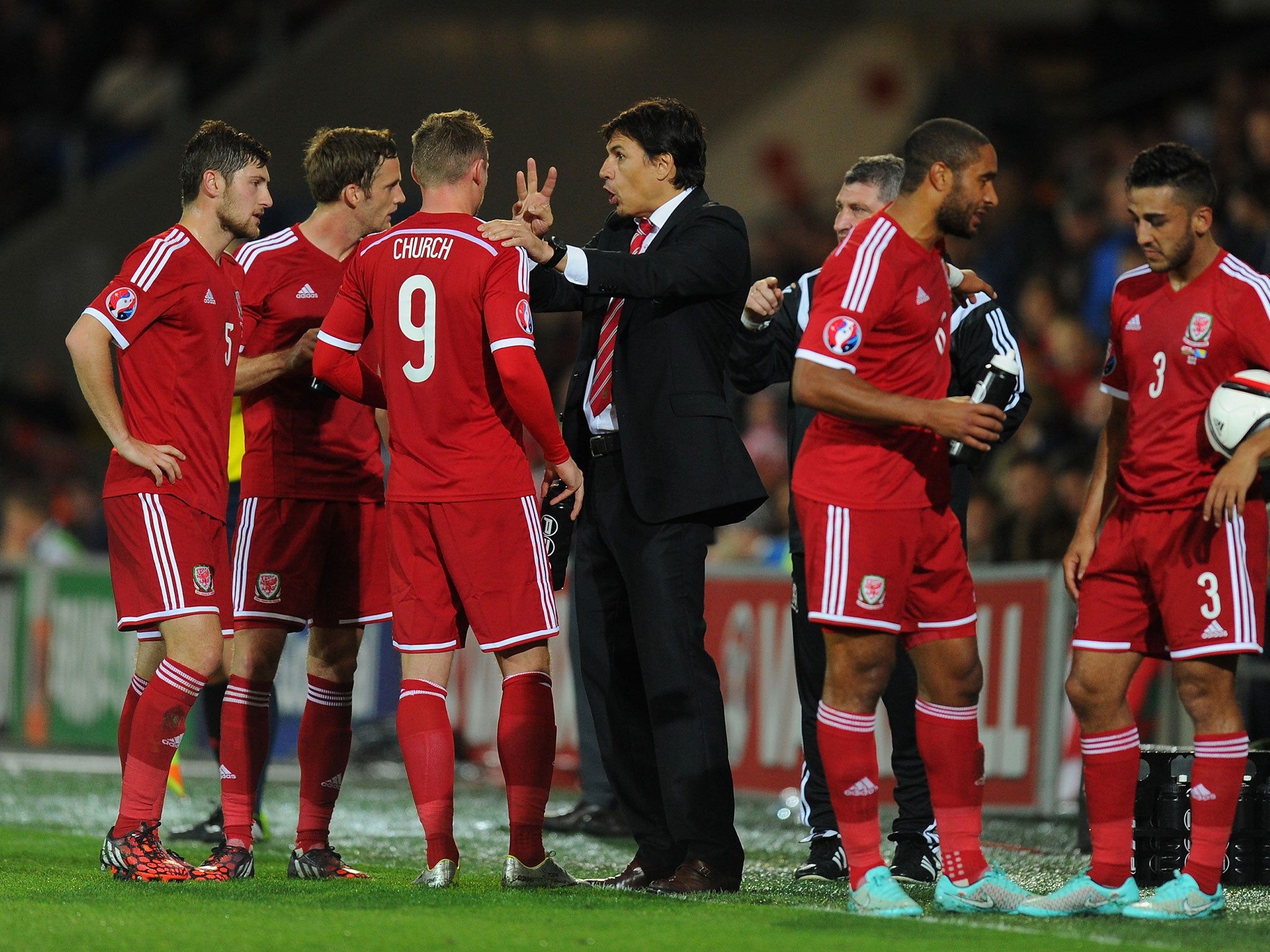 Chris Coleman discusses tactics with his Wales side